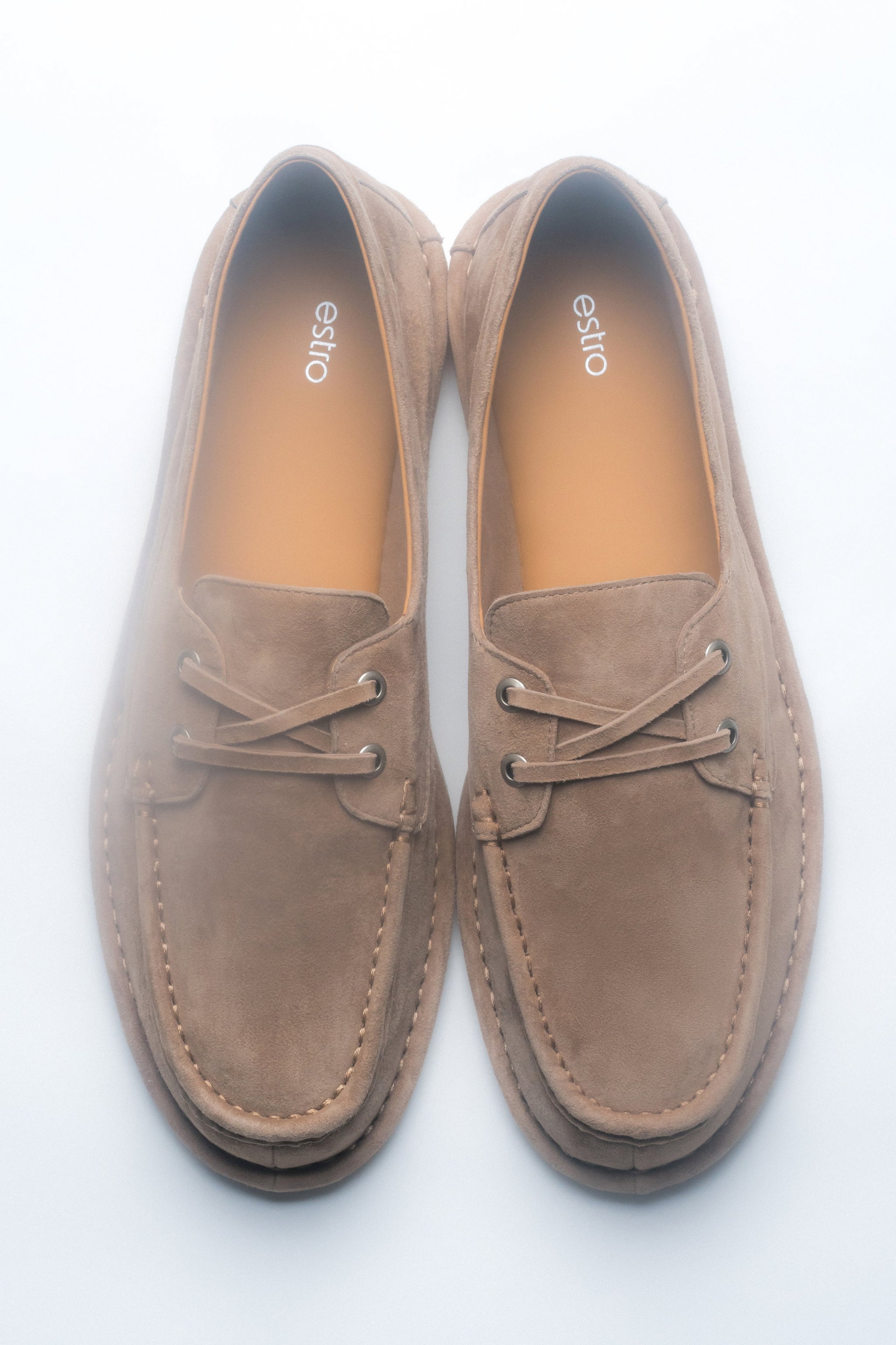 Beżowe sznurowane loafersy damskie z weluru w stylu żeglarskim Estro ER00119012.