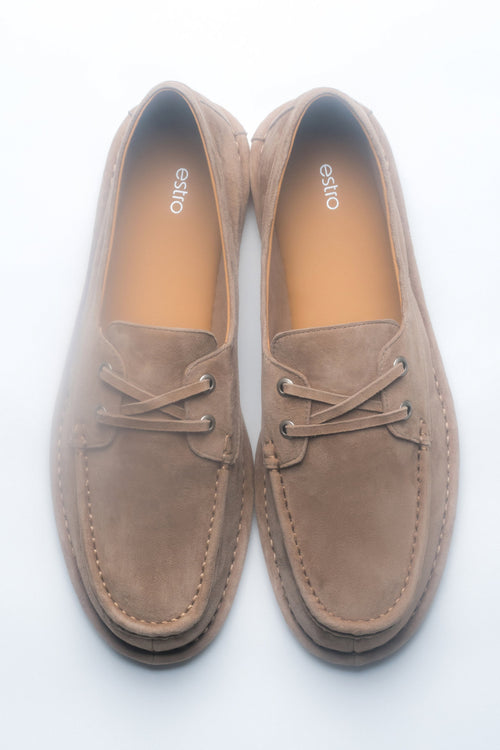 Beżowe sznurowane loafersy damskie z weluru w stylu żeglarskim Estro ER00119012.