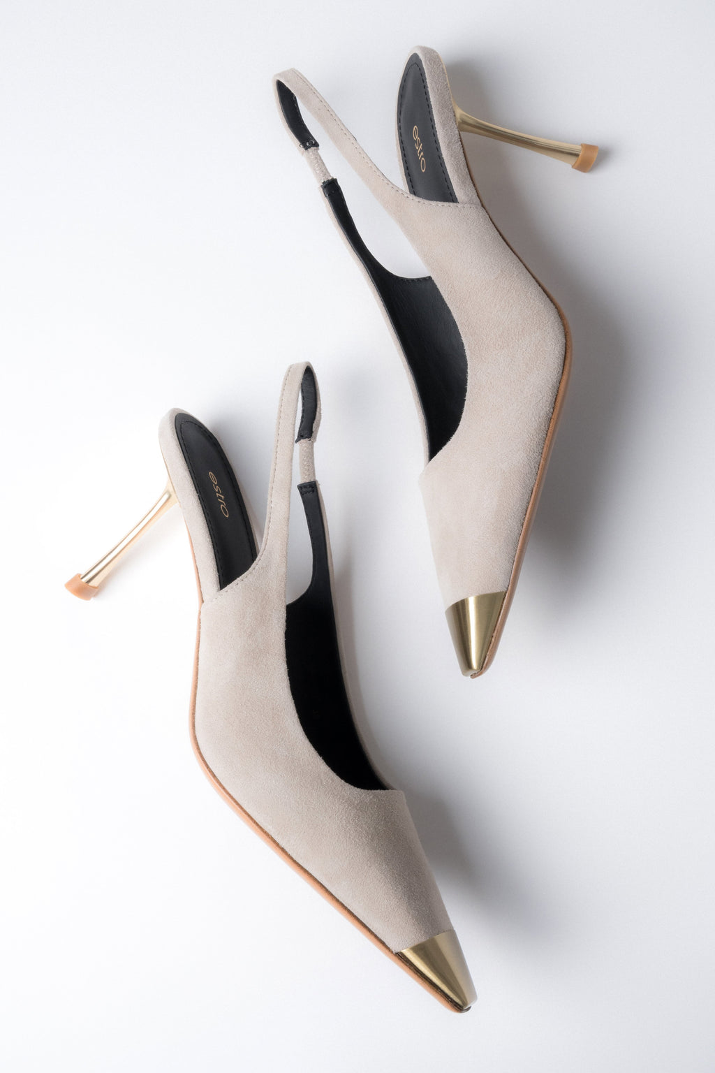 Beżowe welurowe czółenka damskie typu slingback na szpilce ze złotymi detalami Estro ER00119462.