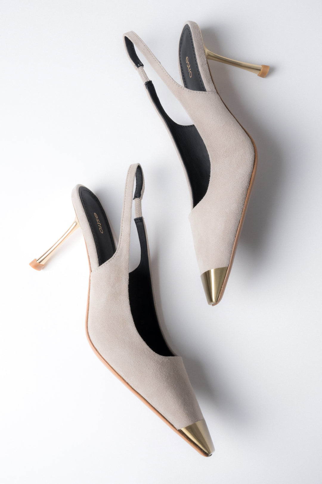 Beżowe welurowe czółenka damskie typu slingback na szpilce ze złotymi detalami Estro ER00119462.
