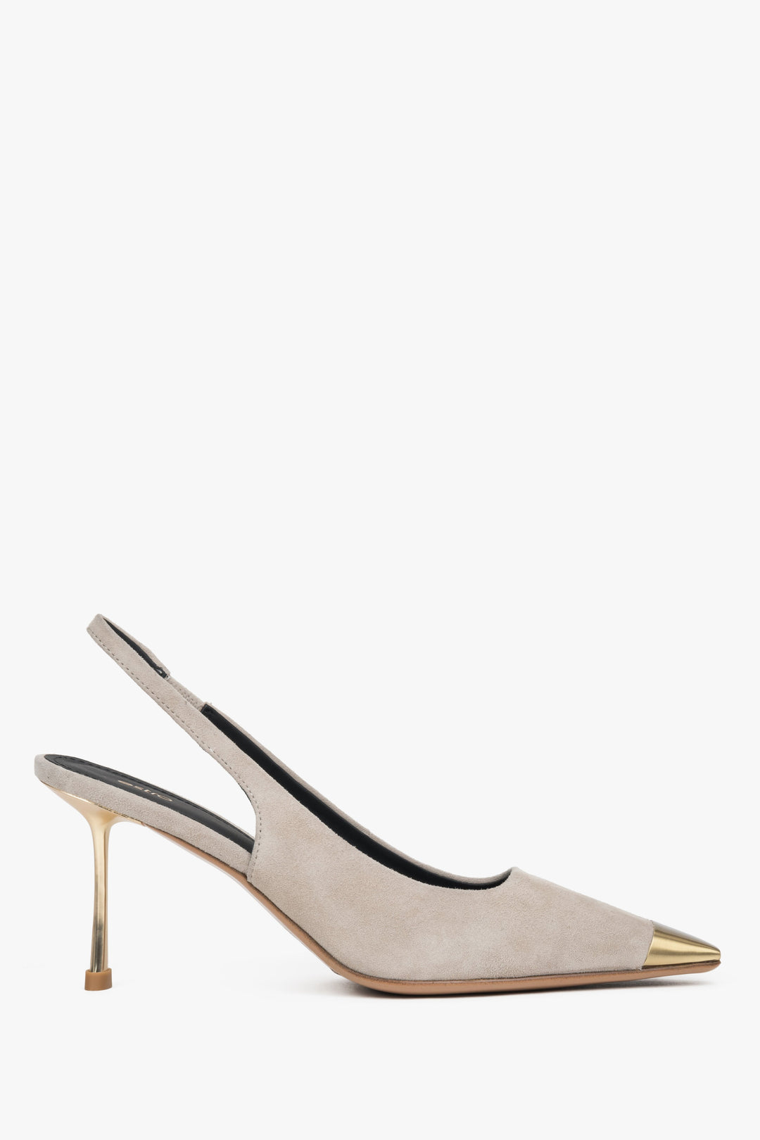 Beżowe welurowe czółenka damskie typu slingback na szpilce ze złotymi detalami.