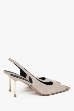 Ze złotymi detalami, beżowe welurowe czółenka damskie typu slingback na szpilce Estro.