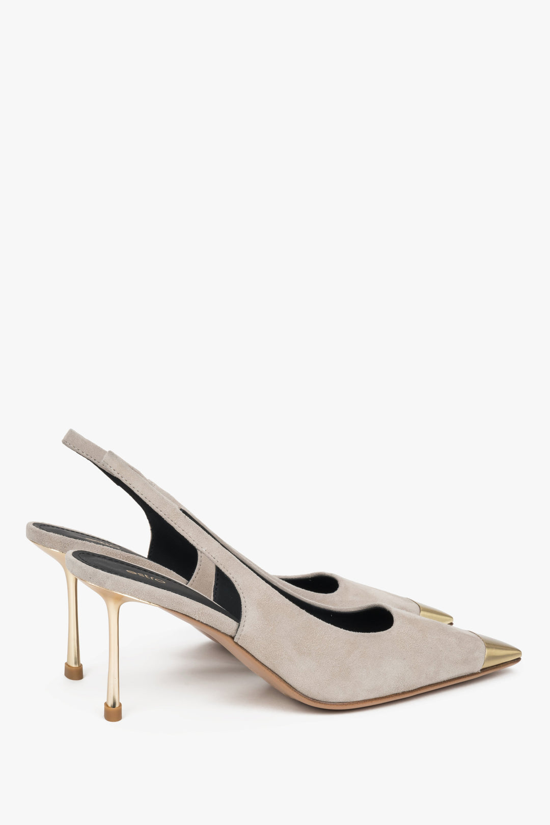 Ze złotymi detalami, beżowe welurowe czółenka damskie typu slingback na szpilce Estro.