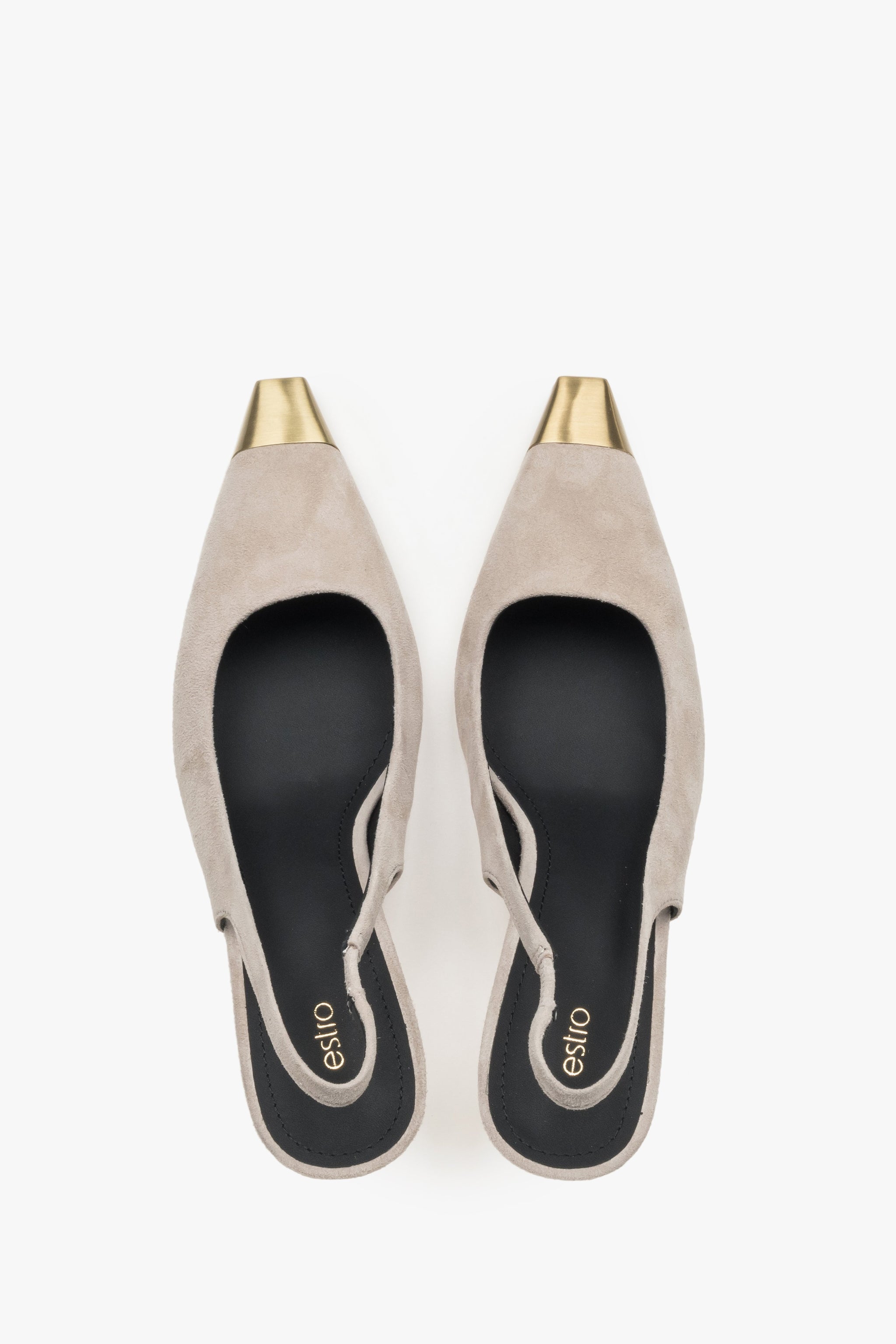 Beżowe welurowe czółenka damskie typu slingback na szpilce ze złotymi detalami.