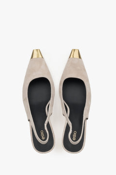 Beżowe welurowe czółenka damskie typu slingback na szpilce ze złotymi detalami.