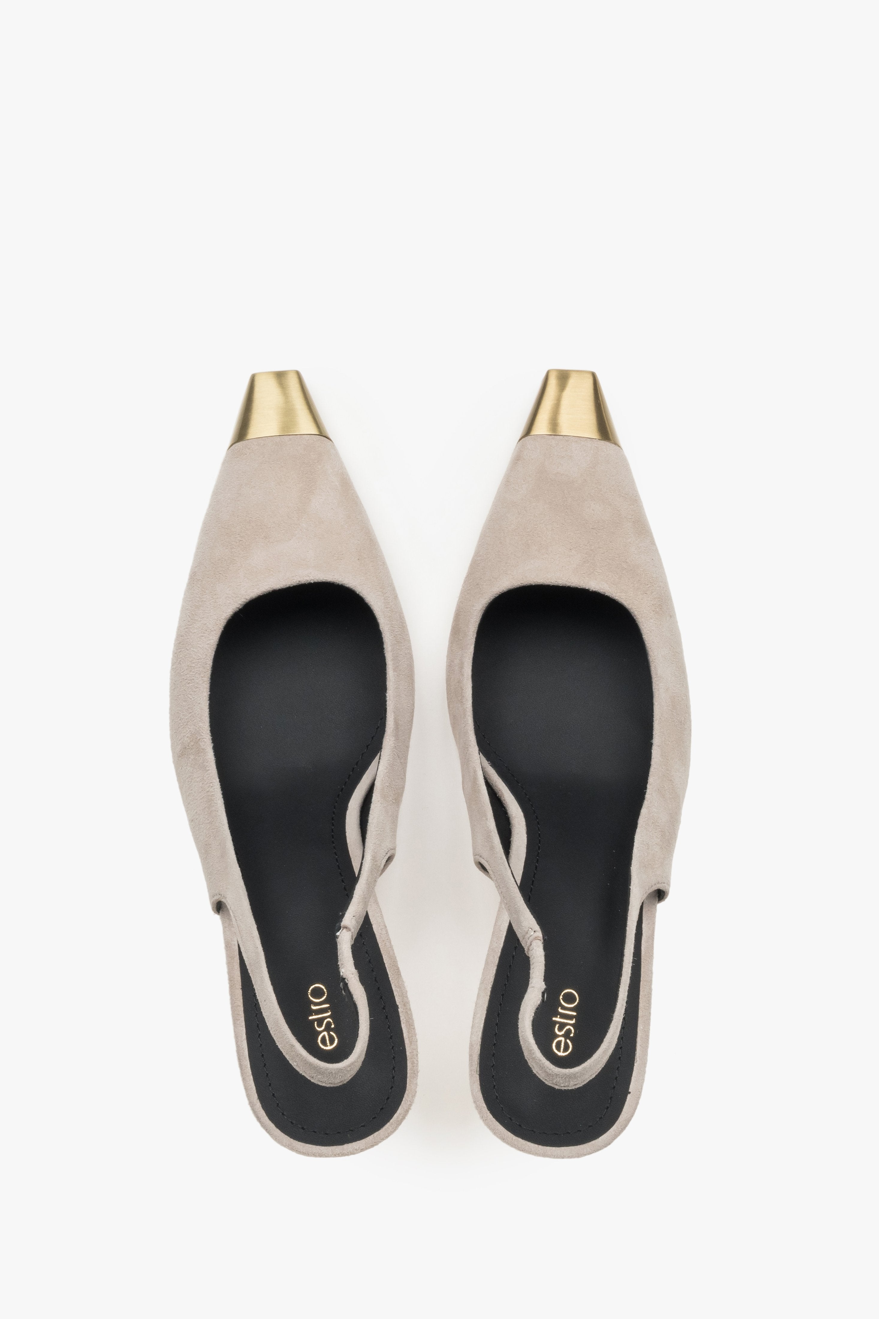 Beżowe welurowe czółenka damskie typu slingback na szpilce ze złotymi detalami.