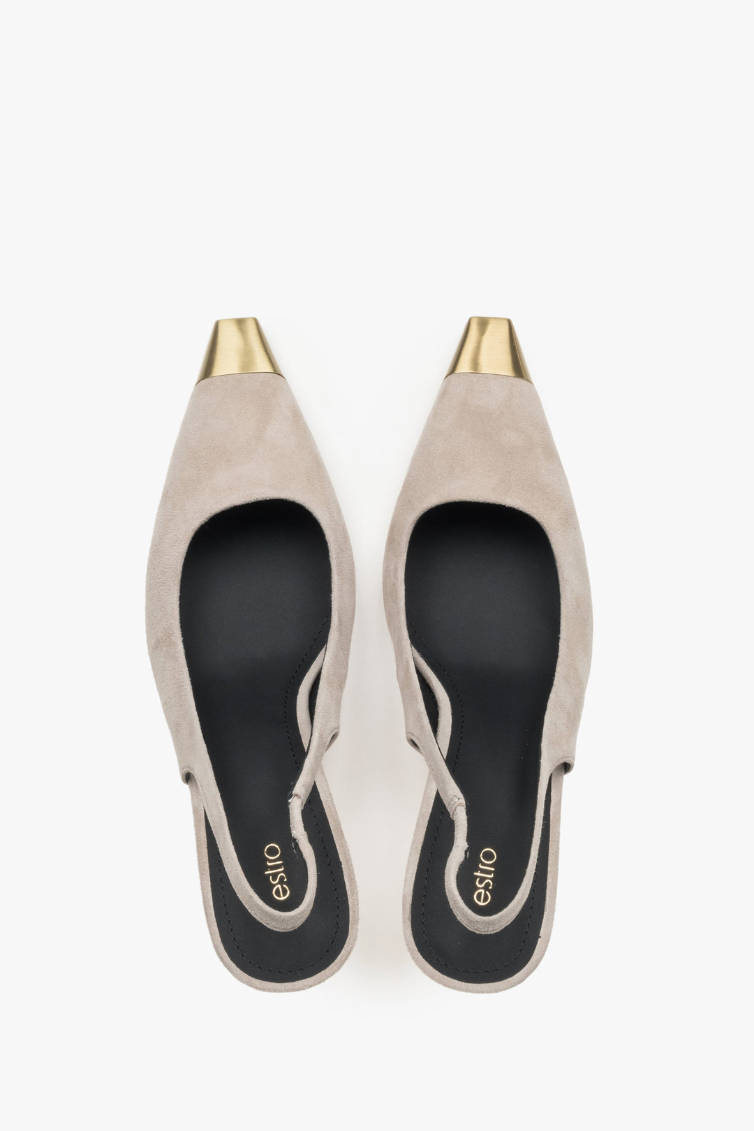 Beżowe welurowe czółenka damskie typu slingback na szpilce ze złotymi detalami.