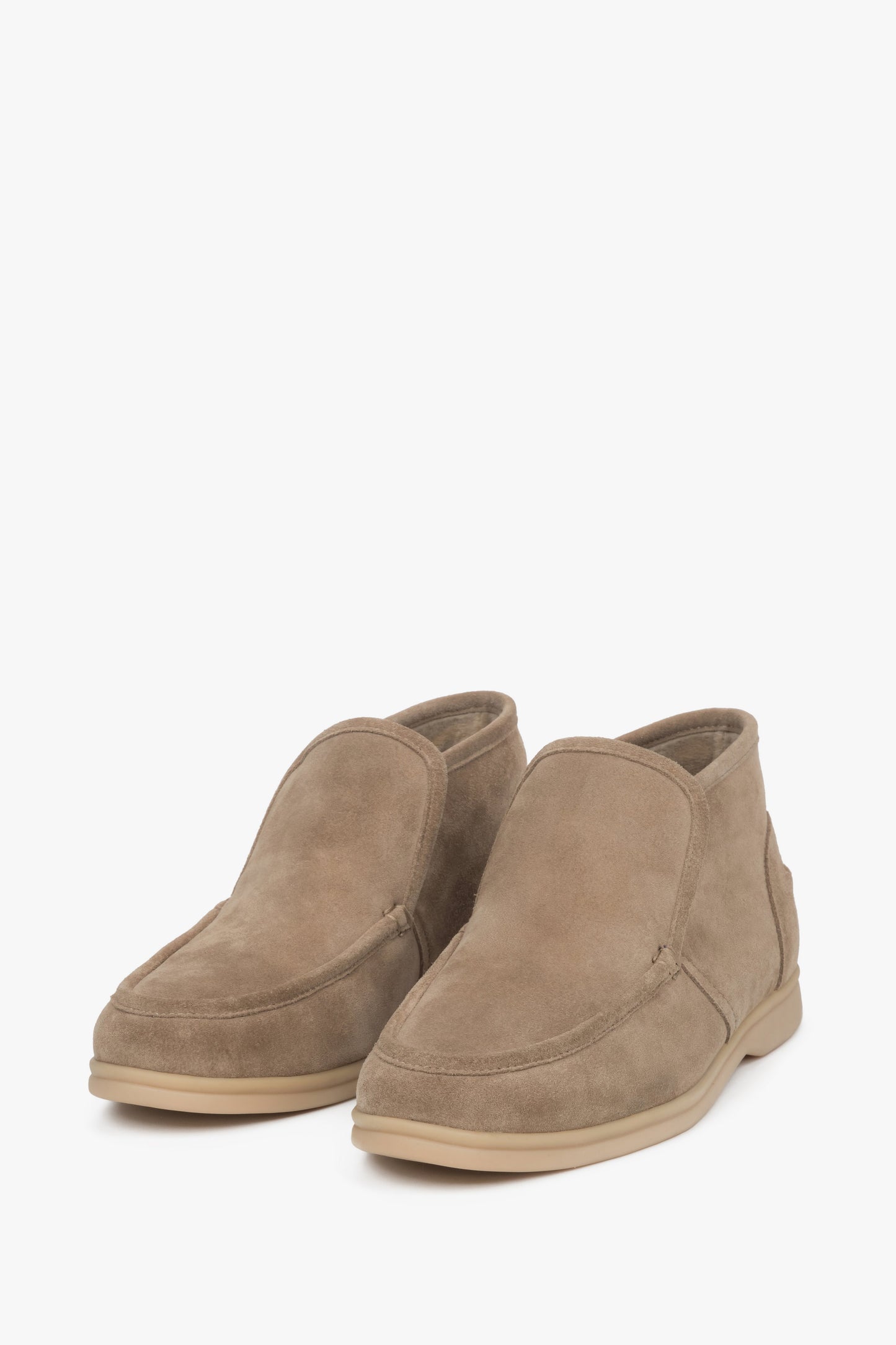 Damskie beżowe, wysokie mokasyny z weluru naturalnego z lekkim ociepleniem Estro.