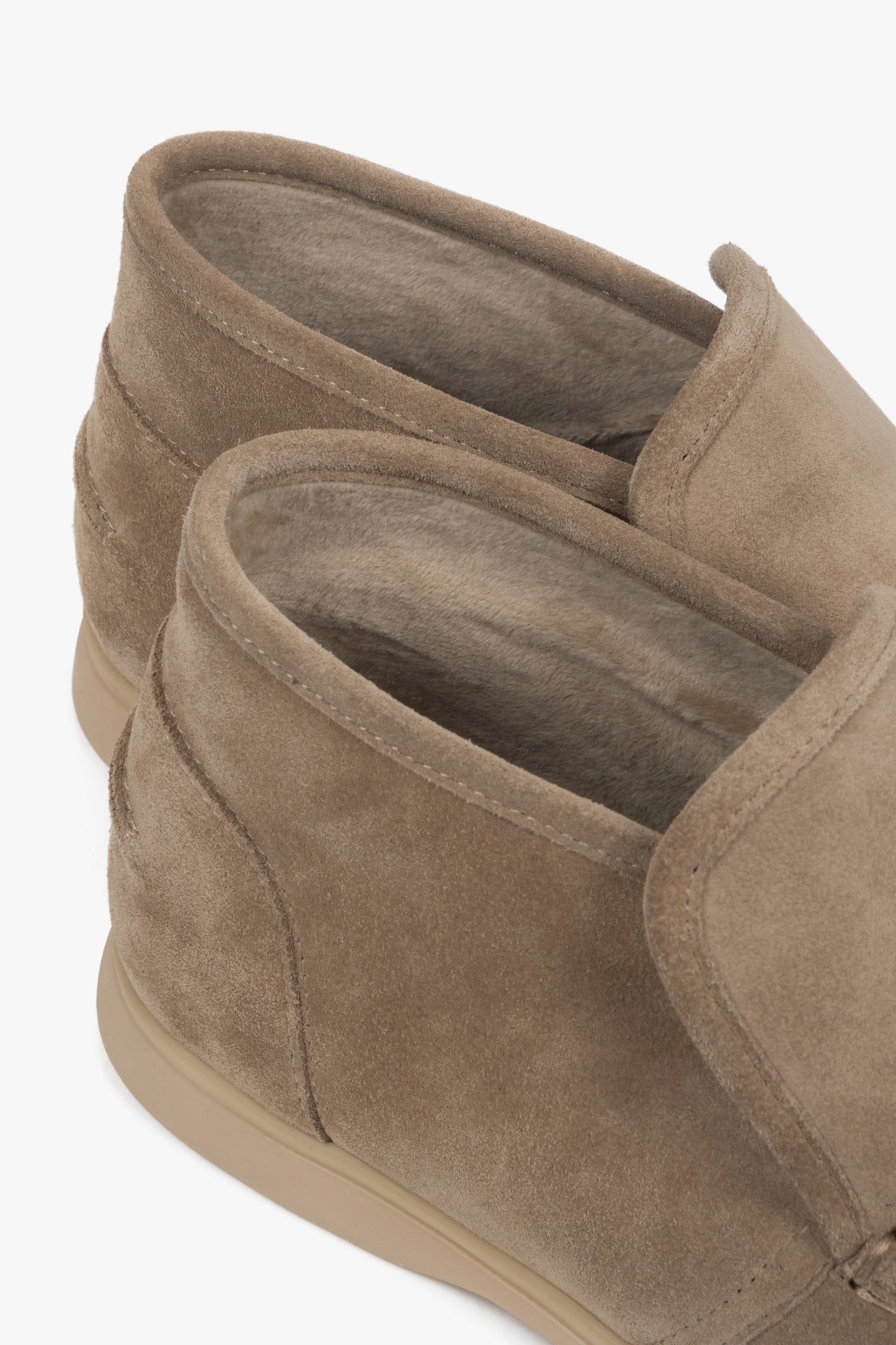 Beżowe, wysokie mokasyny damskie z lekkim ociepleniem, z weluru naturalnego, Estro.