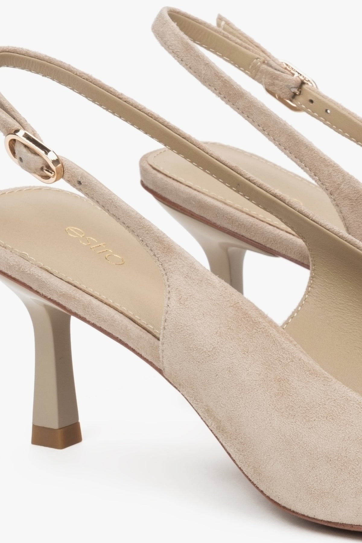 Beżowe welurowe czółenka typu slingback na niskim obcasie od Estro, zbliżenie na detale.