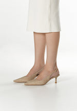 Eleganckie beżowe czółenka slingback damskie Estro, wykonane z miękkiego weluru - prezentacja na nodze.