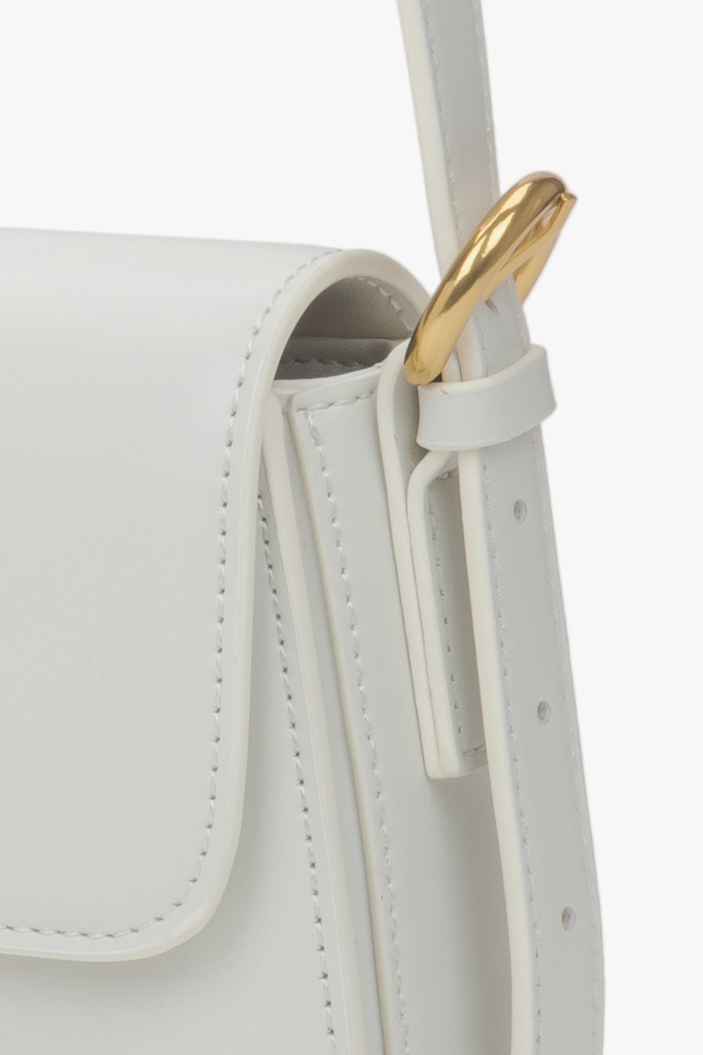 Torebka damska na ramię, biała, skórzana, ze złotymi okuciami, Estro - zbliżenie na detale.