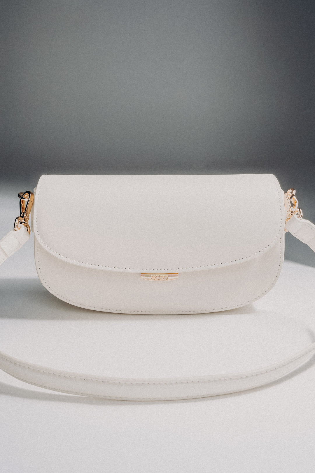 Biała torebka damska na ramię w kształcie podkowy ze skóry naturalnej Estro ER00117256.