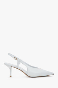 Białe czółenka damska z odkrytą piętą typu slingback na stabilnej szpilce Estro ER00116920.