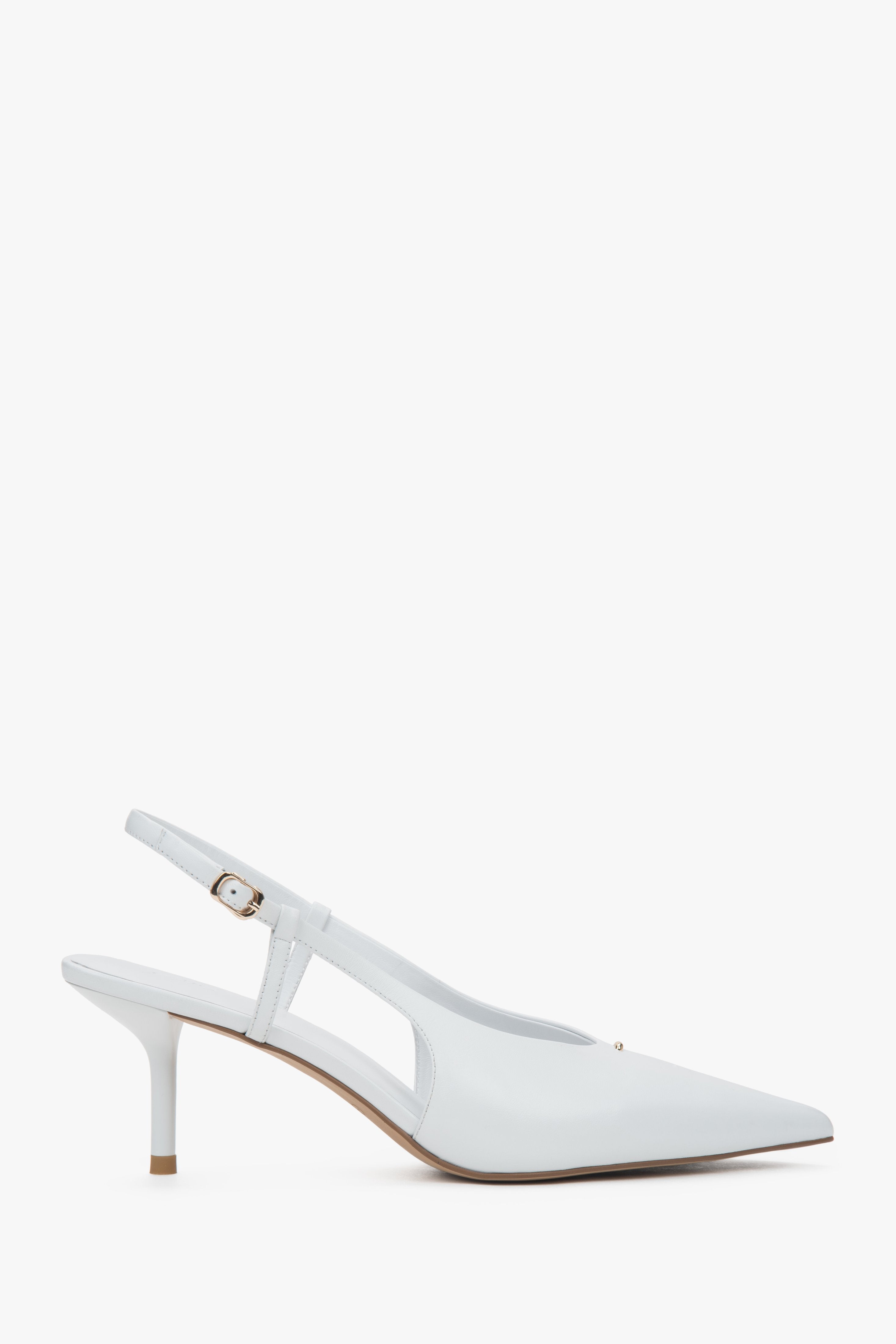 Białe czółenka damska z odkrytą piętą typu slingback na stabilnej szpilce Estro ER00116920.