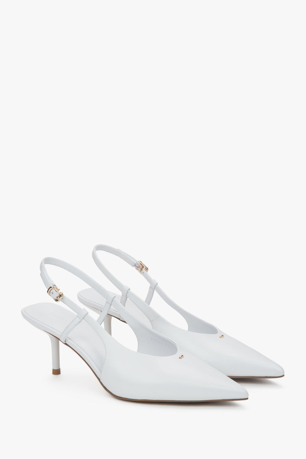Białe czółenka damskie z odkrytą piętą typu slingback na stabilnej szpilce.