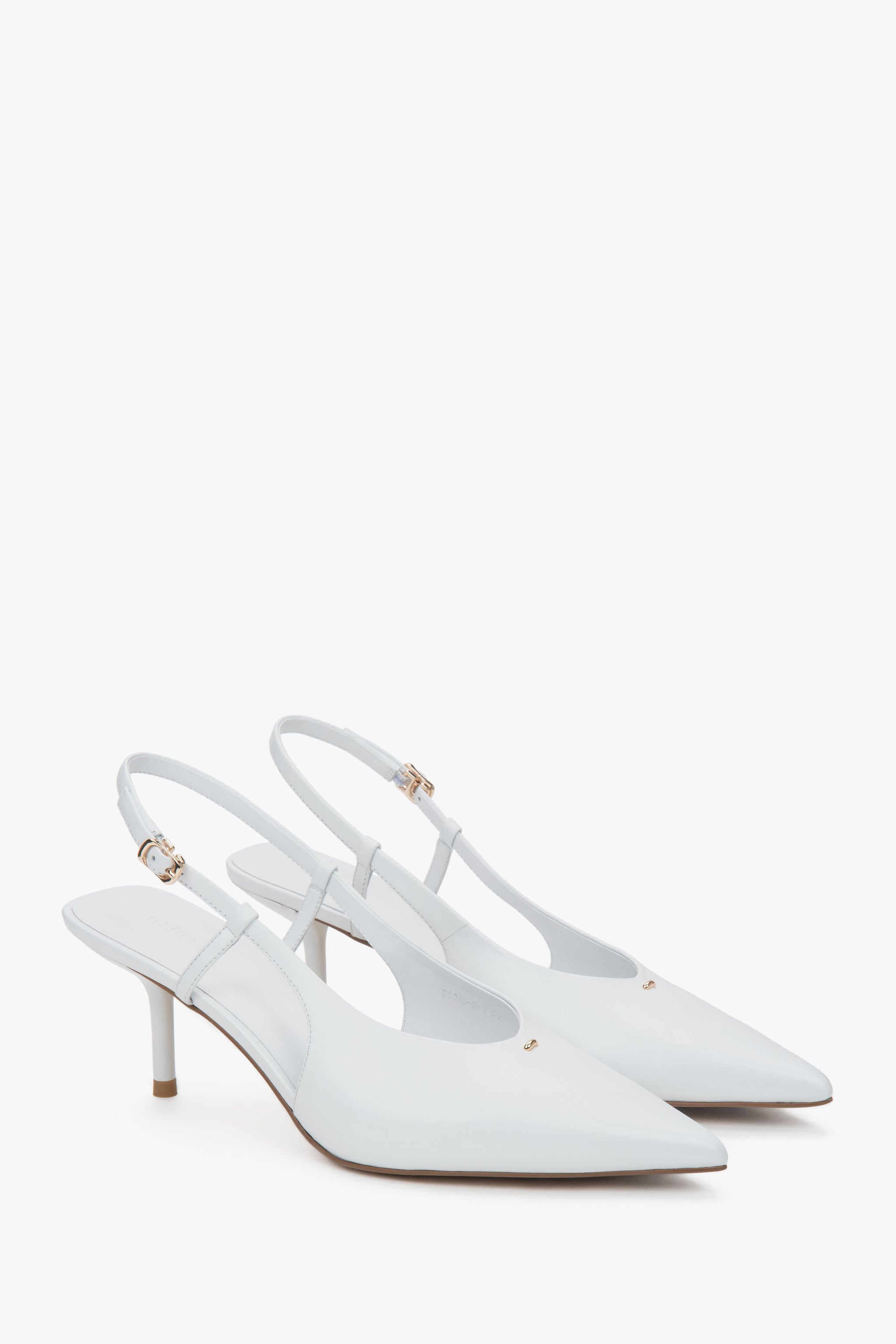 Białe czółenka damskie z odkrytą piętą typu slingback na stabilnej szpilce.