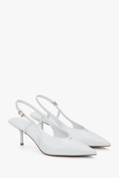 Białe czółenka damskie z odkrytą piętą typu slingback na stabilnej szpilce.