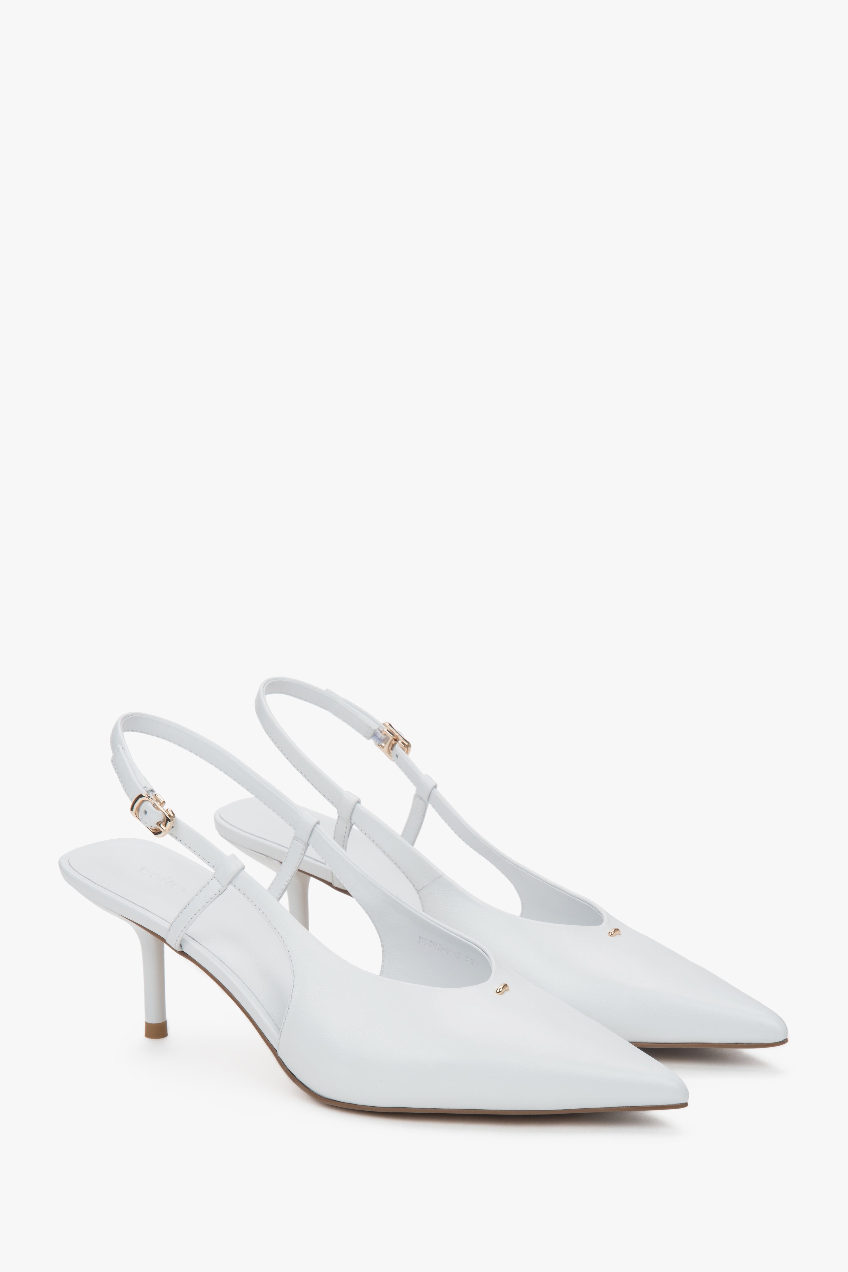 Białe czółenka damskie z odkrytą piętą typu slingback na stabilnej szpilce.