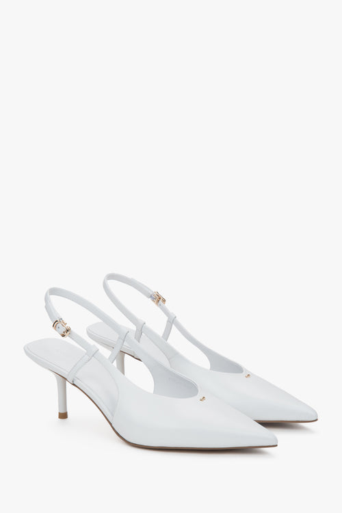 Białe czółenka damskie z odkrytą piętą typu slingback na stabilnej szpilce.