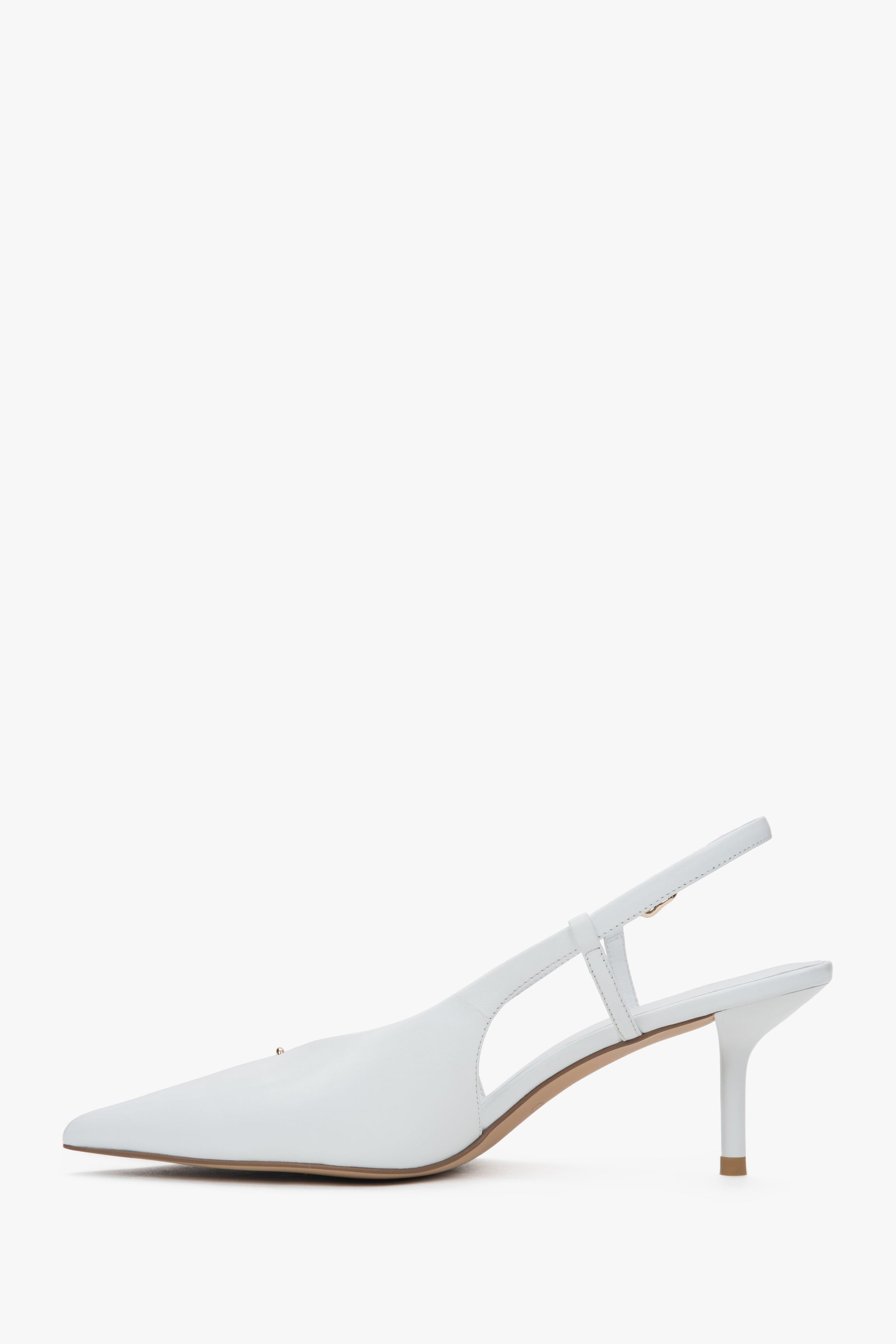 Damskie białe czółenka z odkrytą piętą typu slingback na stabilnej szpilce Estro.