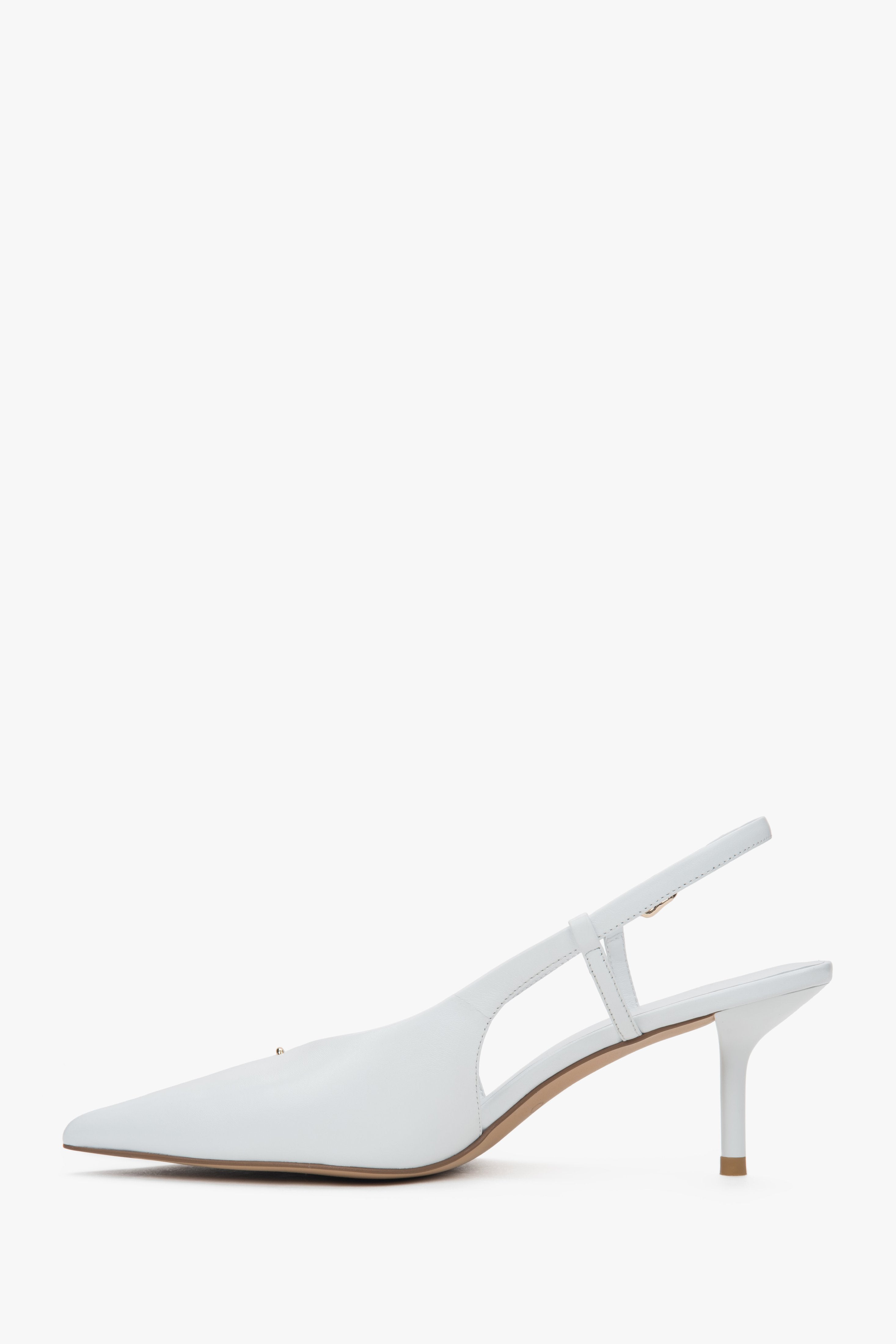 Damskie białe czółenka z odkrytą piętą typu slingback na stabilnej szpilce Estro.