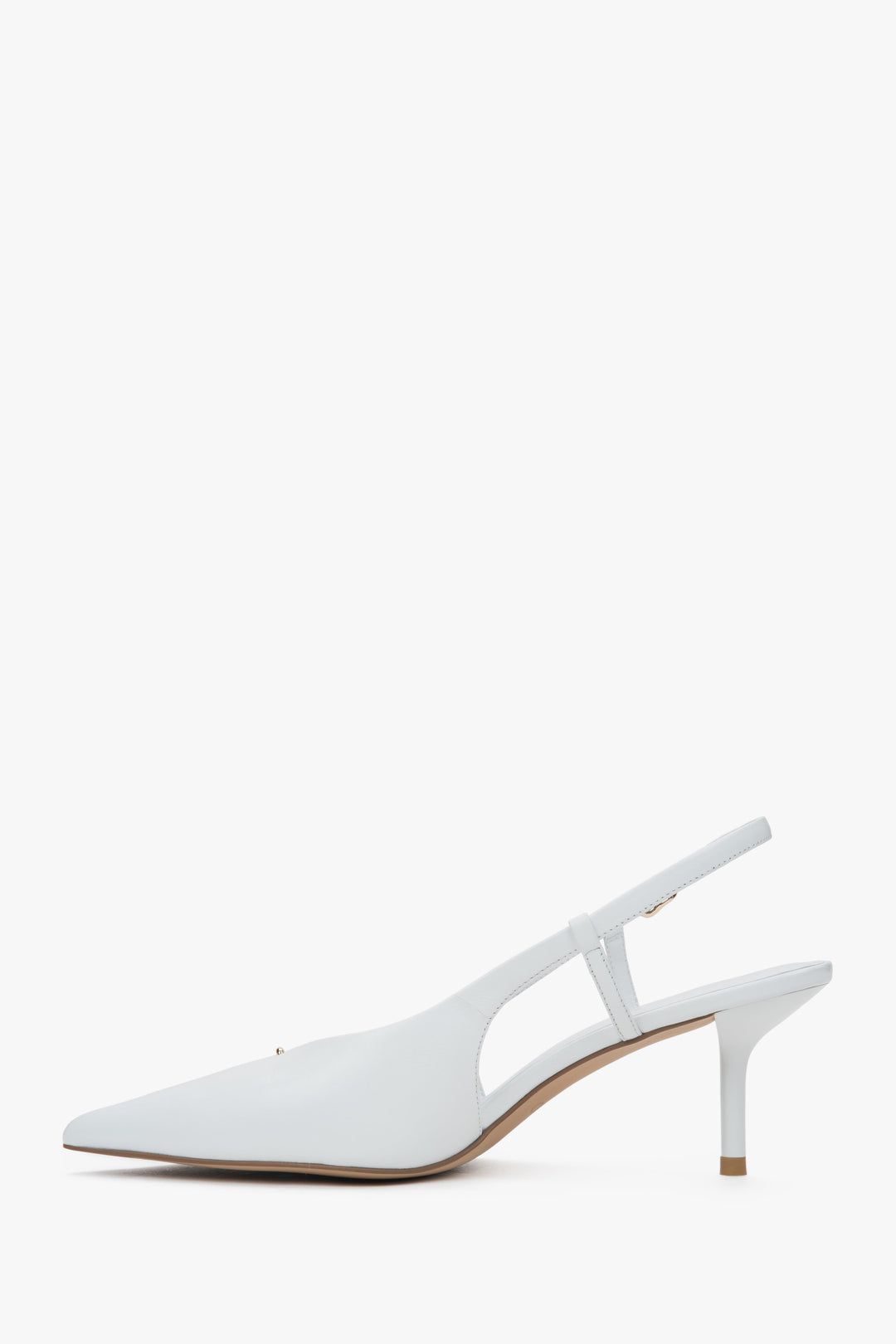 Damskie białe czółenka z odkrytą piętą typu slingback na stabilnej szpilce Estro.