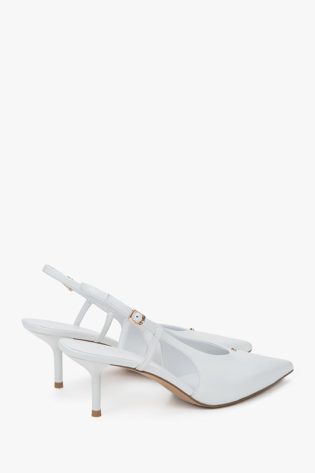 Na stabilnej szpilce, białe czółenka damskie z odkrytą piętą typu slingback Estro.

