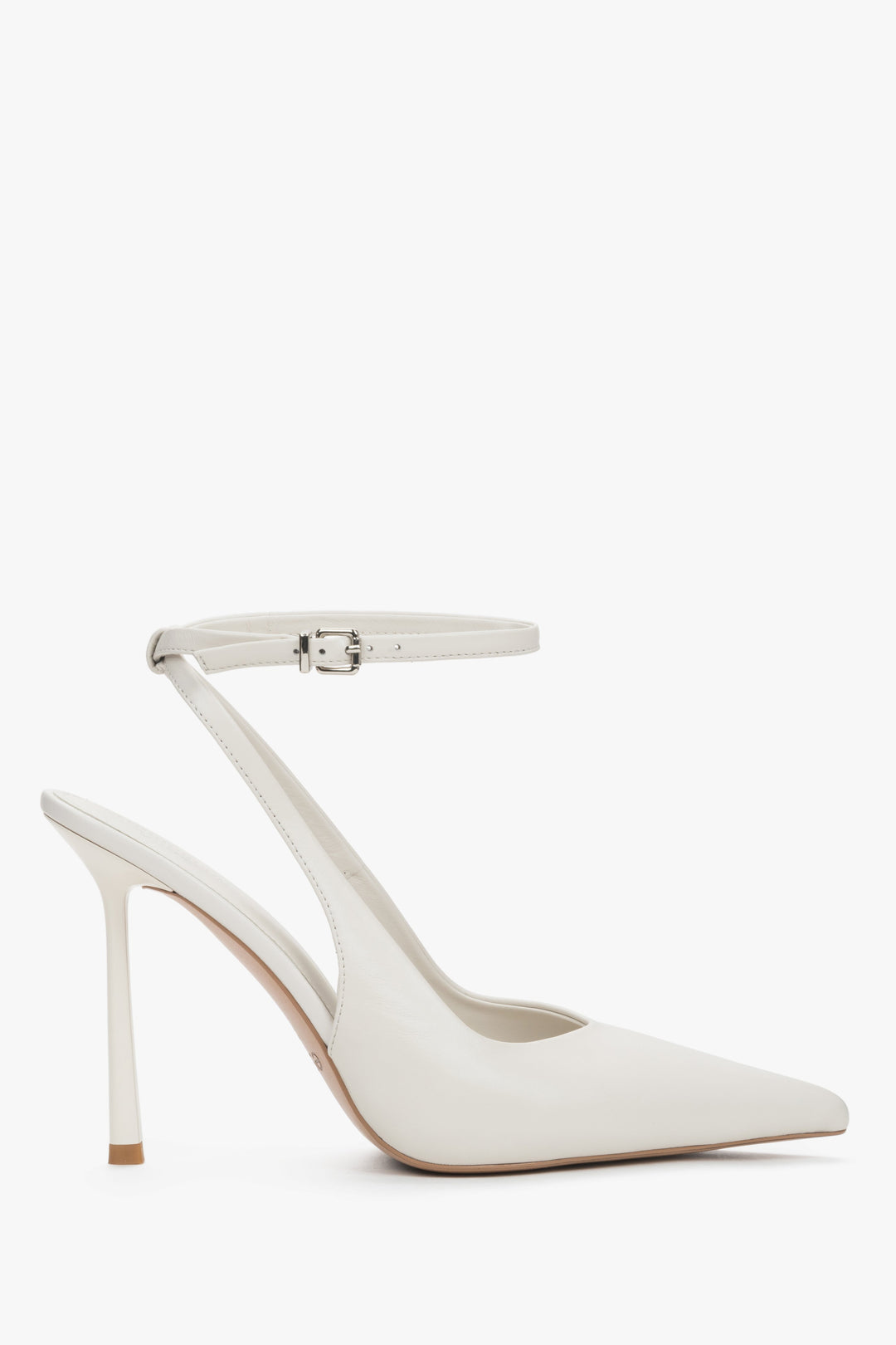 Białe czółenka damskie z odkrytą piętą typu slingback ze skóry naturalnej.