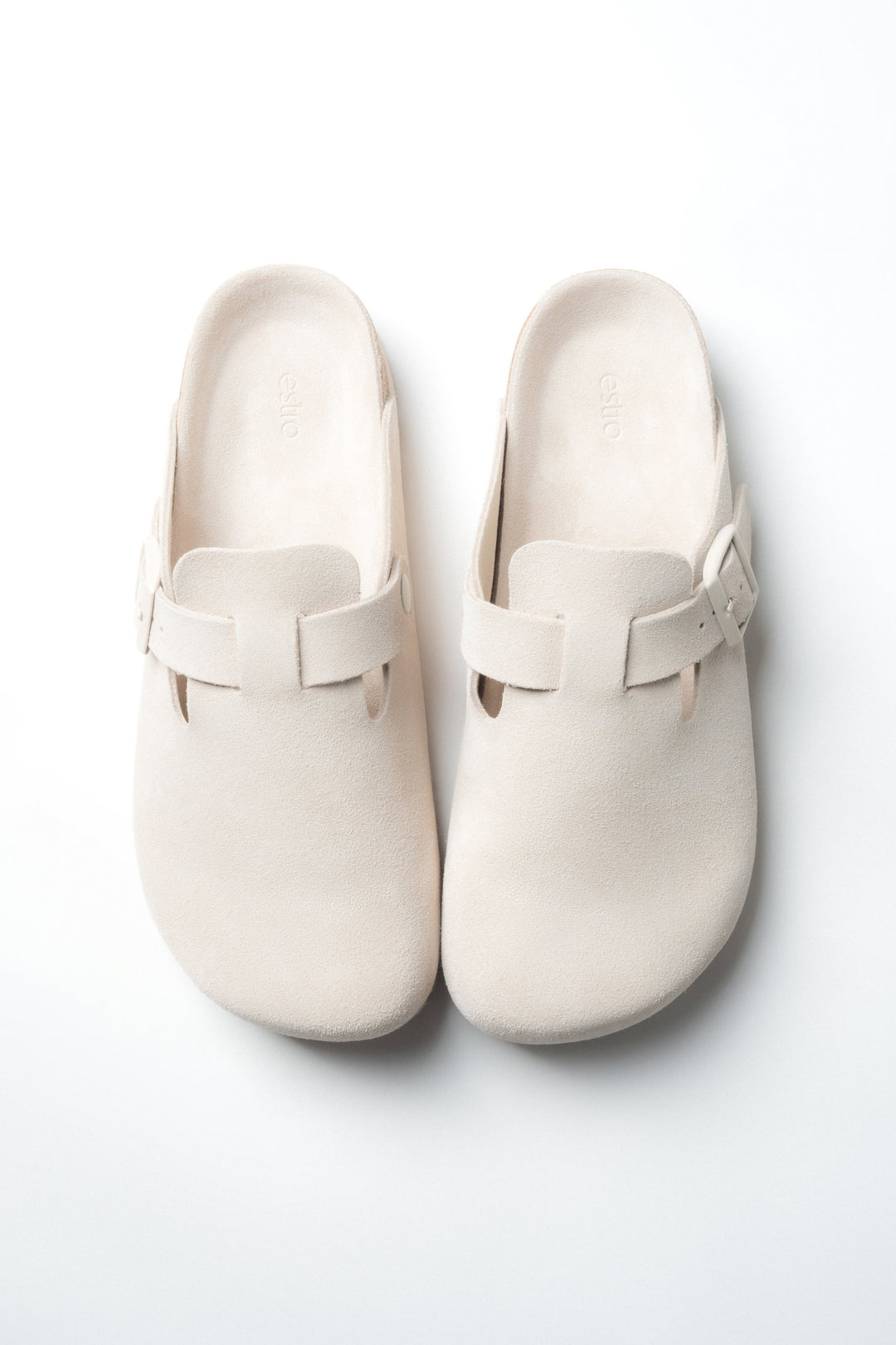 Białe klapki damskie typu chodaki z miękkiego weluru naturalnego Estro ER00119018.