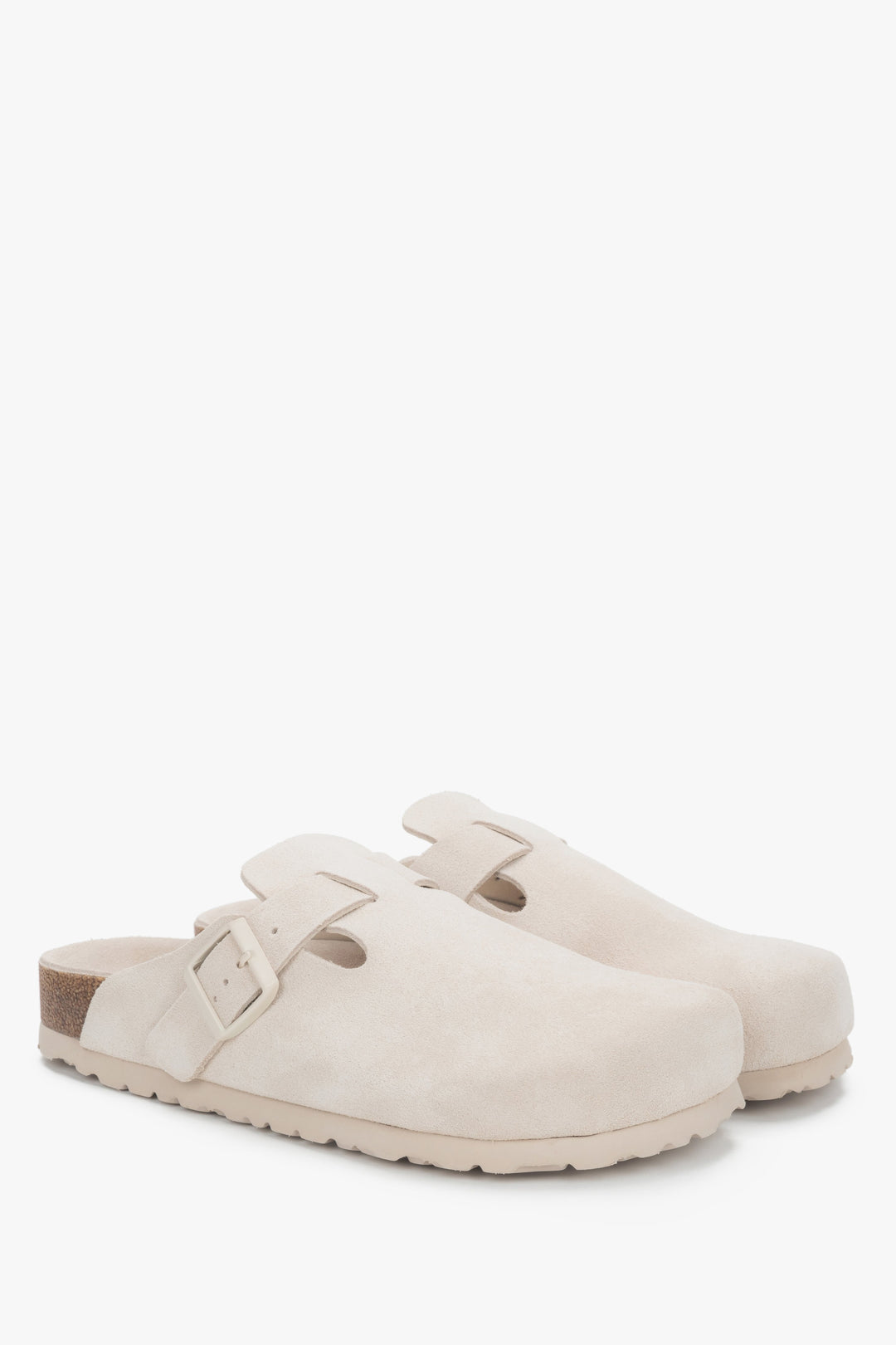 Białe klapki damskie typu chodaki z miękkiego weluru naturalnego.