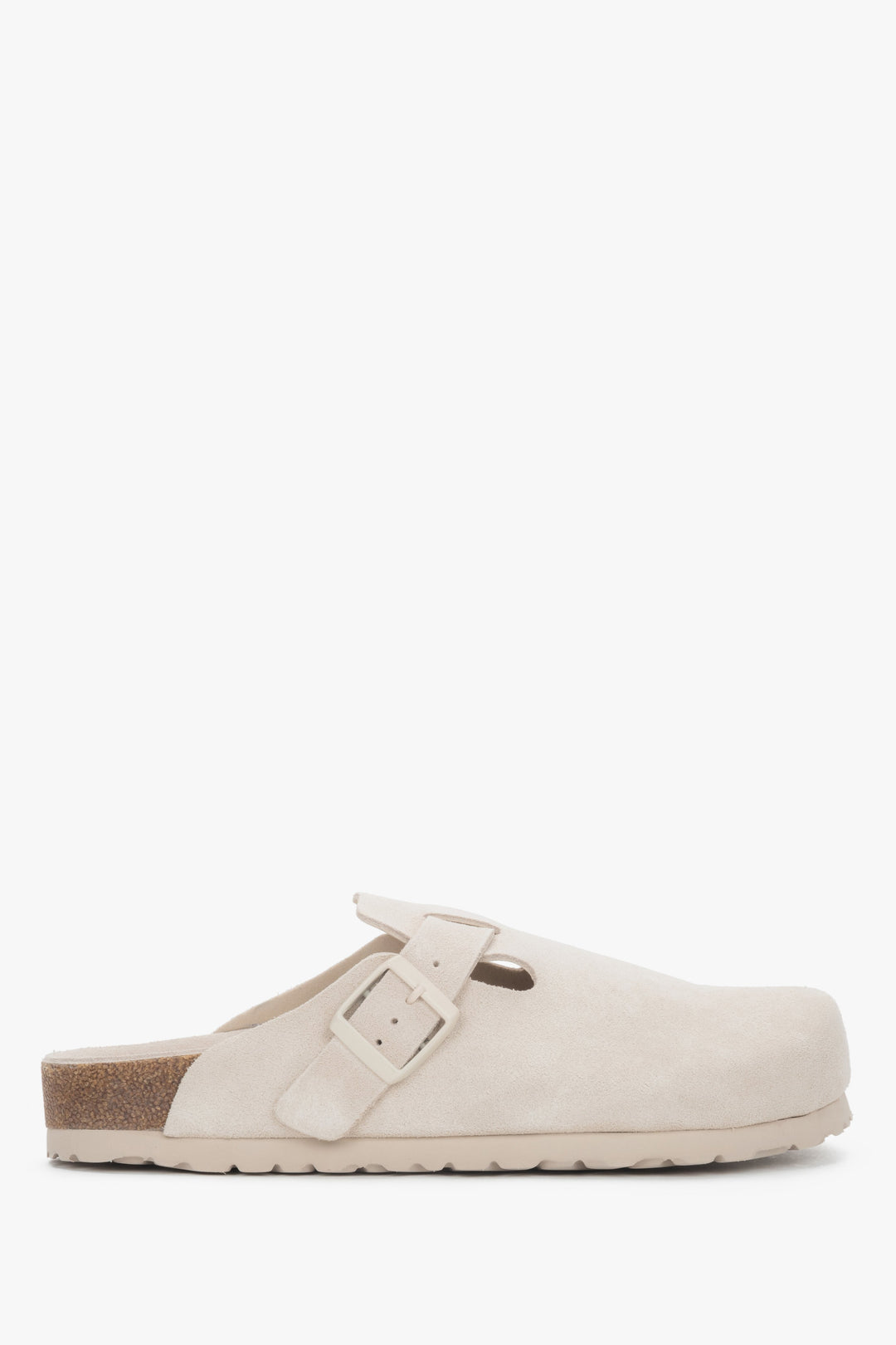 Białe klapki damskie typu chodaki z miękkiego weluru naturalnego.