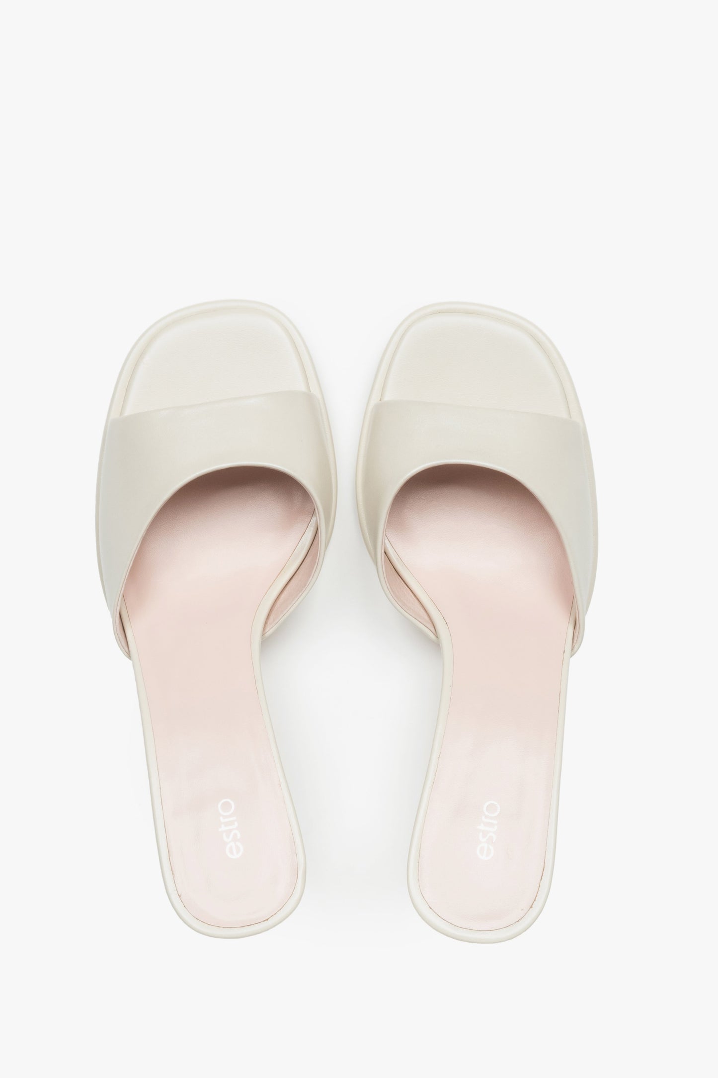 Białe klapki damskie na funkcjonalnym obcasie ze skóry naturalnej marki Estro.