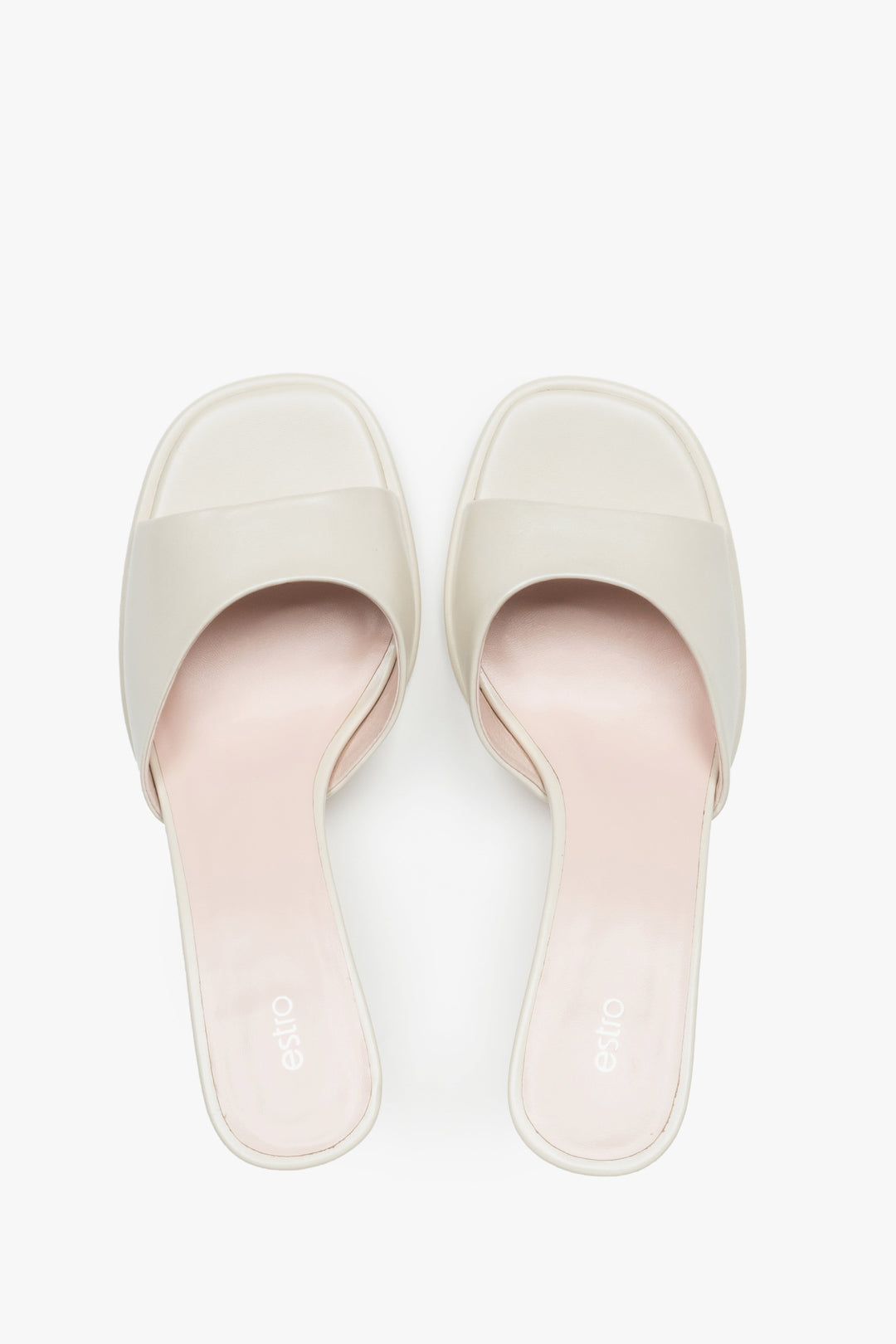 Białe klapki damskie na funkcjonalnym obcasie ze skóry naturalnej marki Estro.