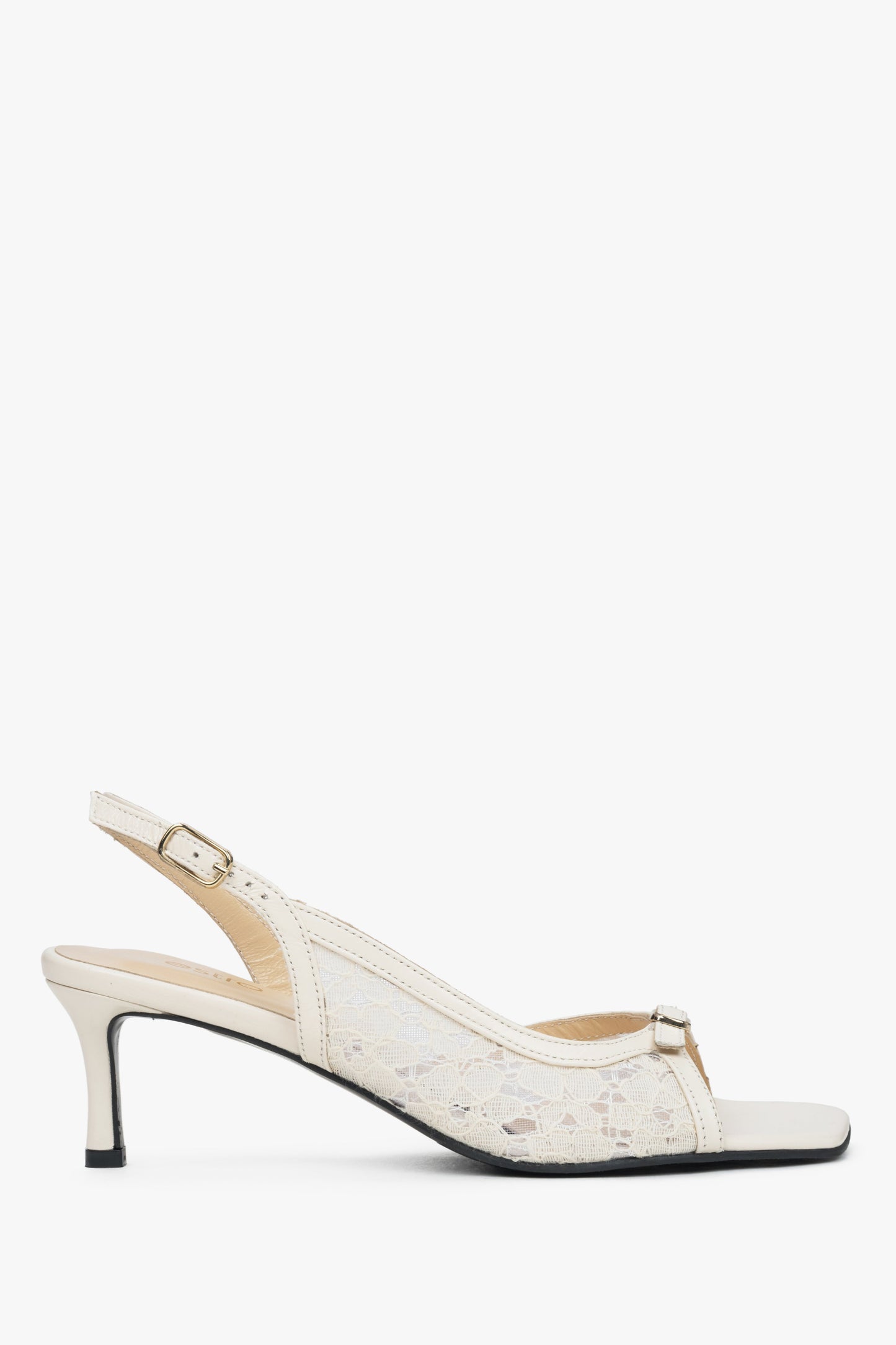 Białe sandałki damskie na obcasie typu slingback z ozdobną koronką Estro ER00117438.