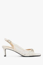 Białe sandałki damskie na obcasie typu slingback z ozdobną koronką Estro ER00117438.