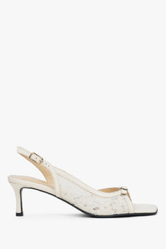 Białe sandałki damskie na obcasie typu slingback z ozdobną koronką Estro ER00117438.