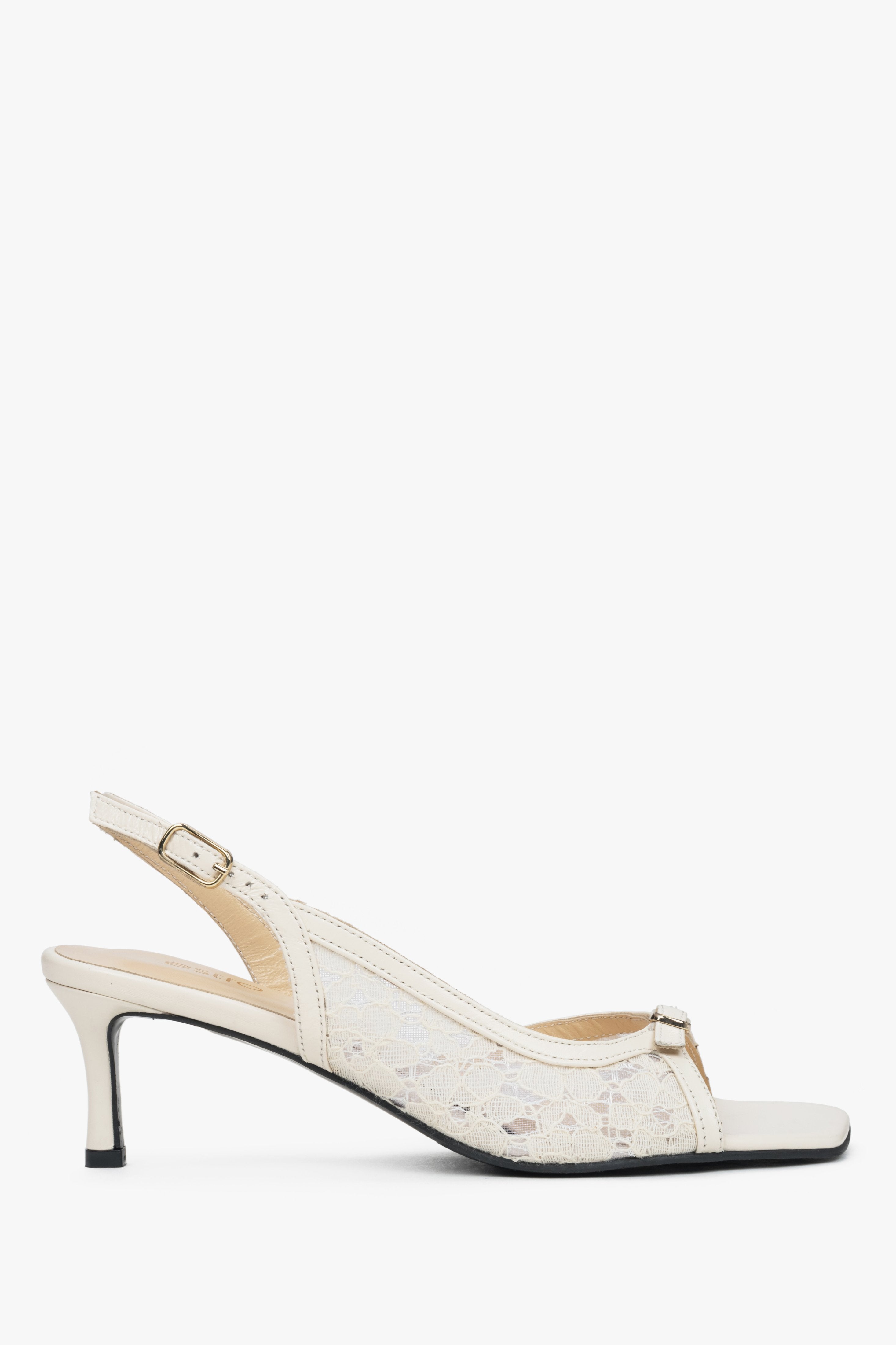 Białe sandałki damskie na obcasie typu slingback z ozdobną koronką Estro ER00117438.
