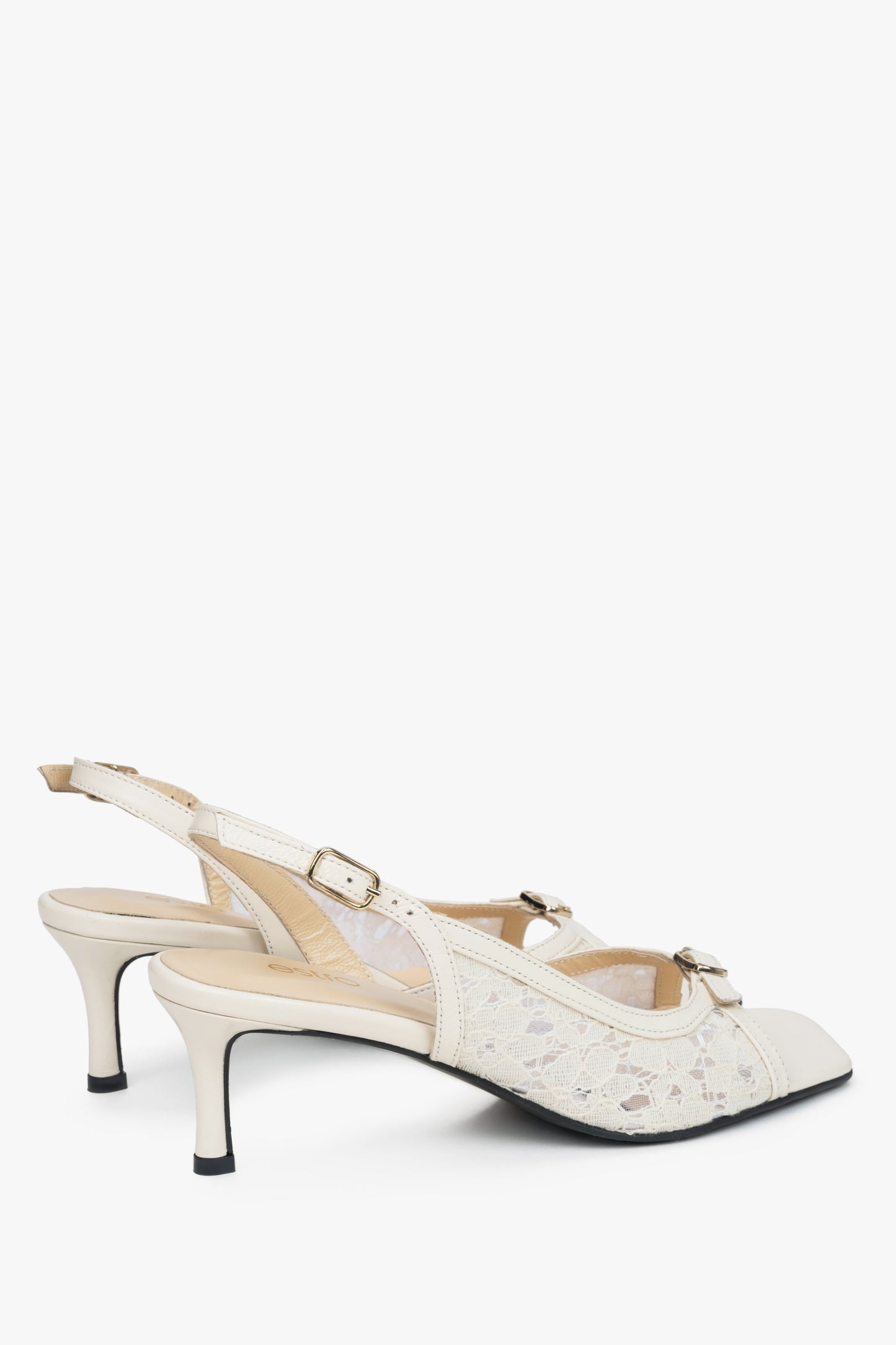 Eleganckie białe sandały damskie typu slingback z dekoracyjną koronką.