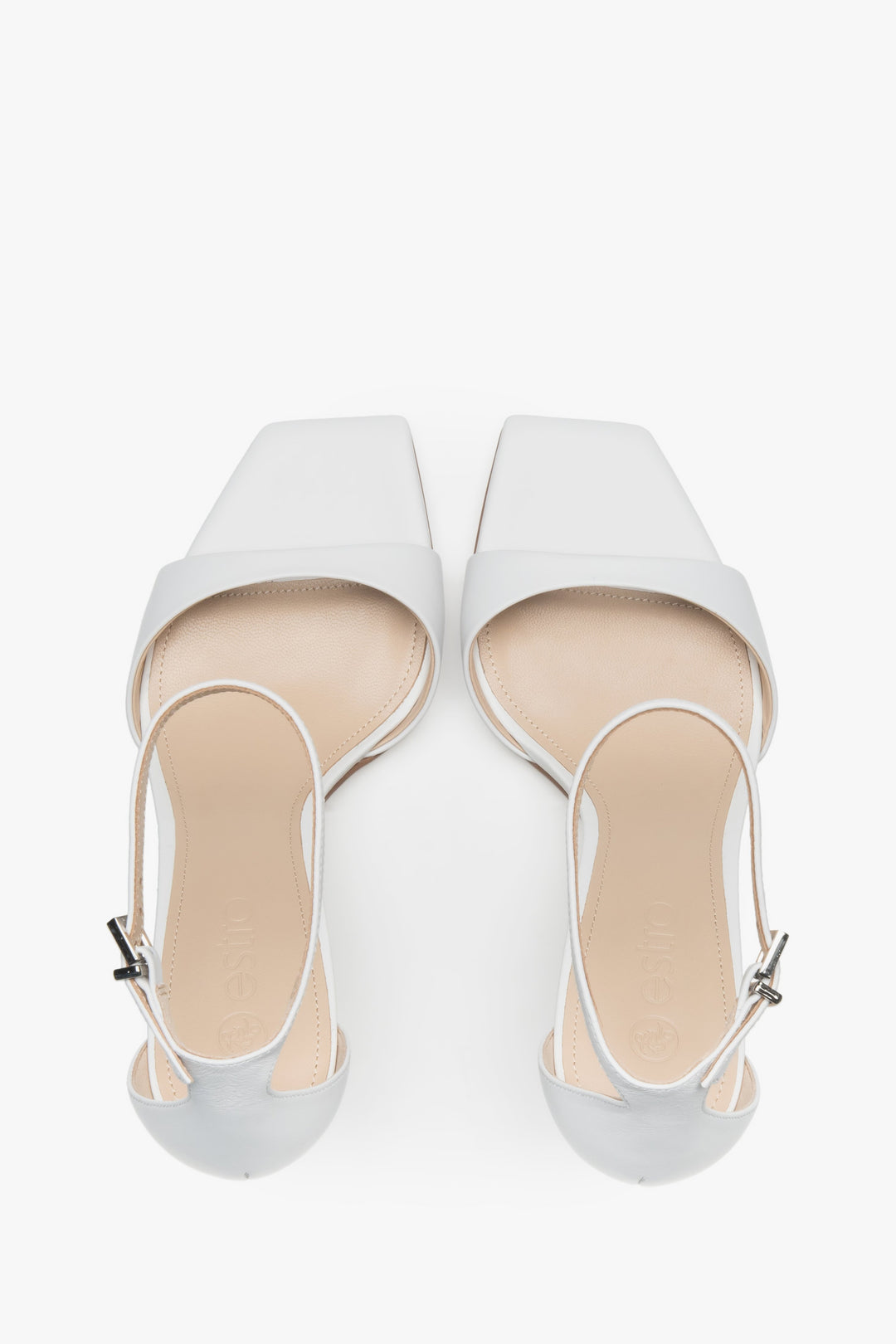 Sandałki damskie, białe, z lakierowanej skóry naturalnej, na stabilnym słupku, Estro.