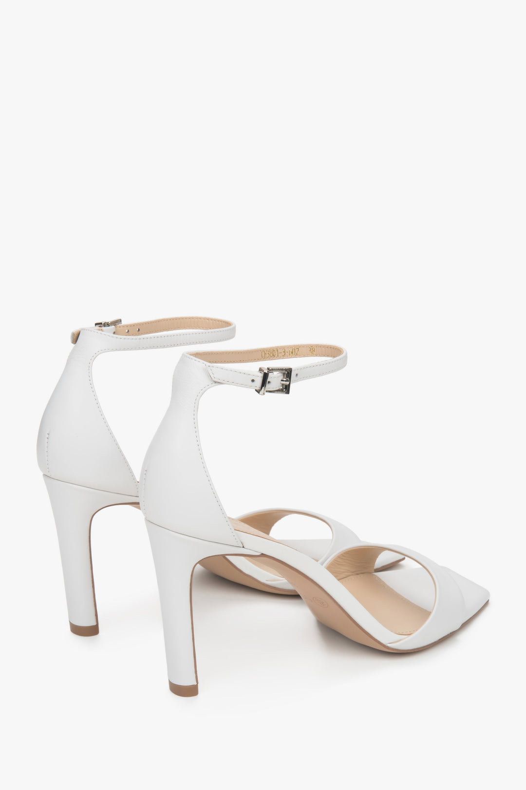 Z lakierowanej skóry naturalnej, białe sandałki damskie na stabilnym słupku Estro.