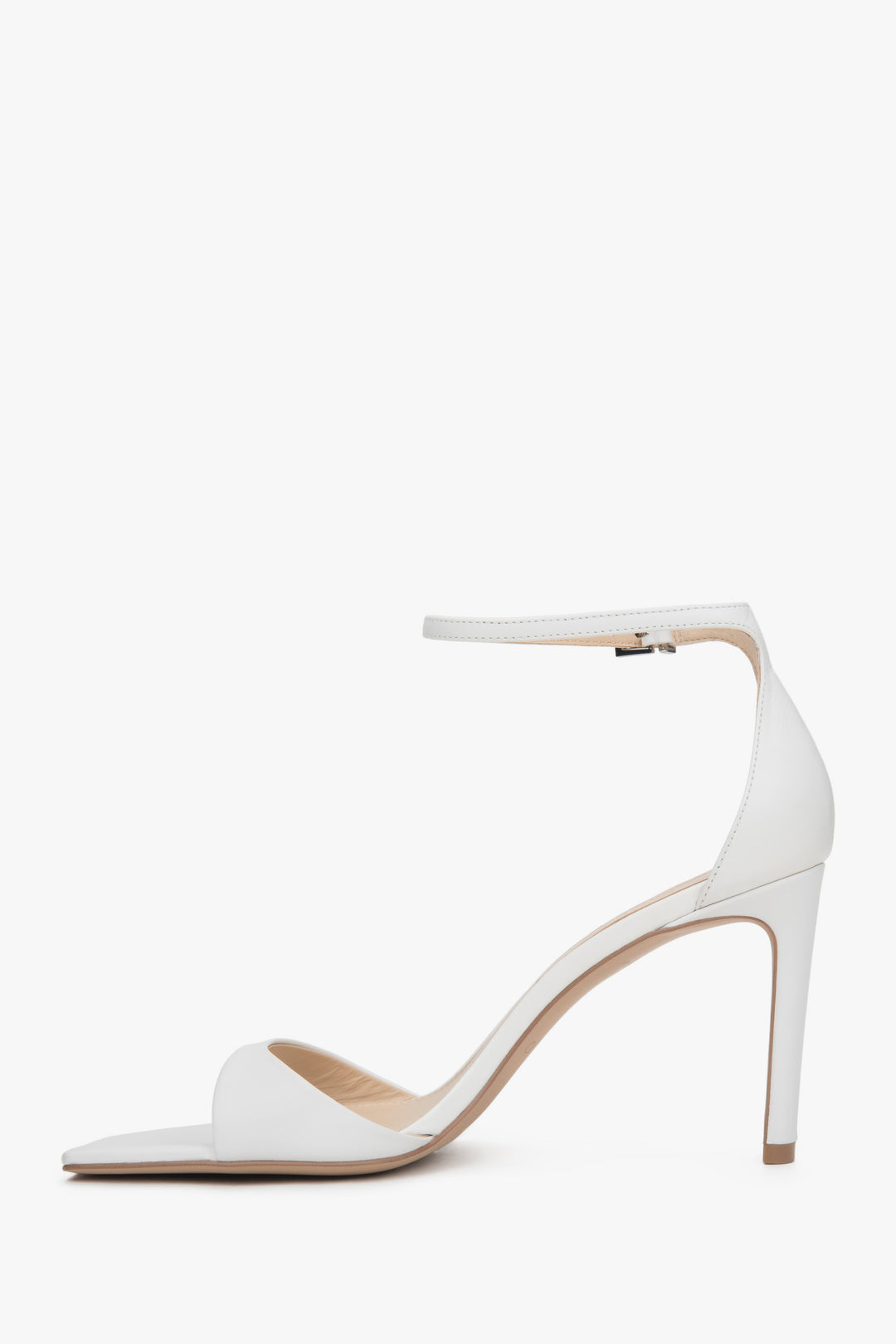 Białe sandałki damskie Estro, na stabilnym słupku, z lakierowanej skóry naturalnej.