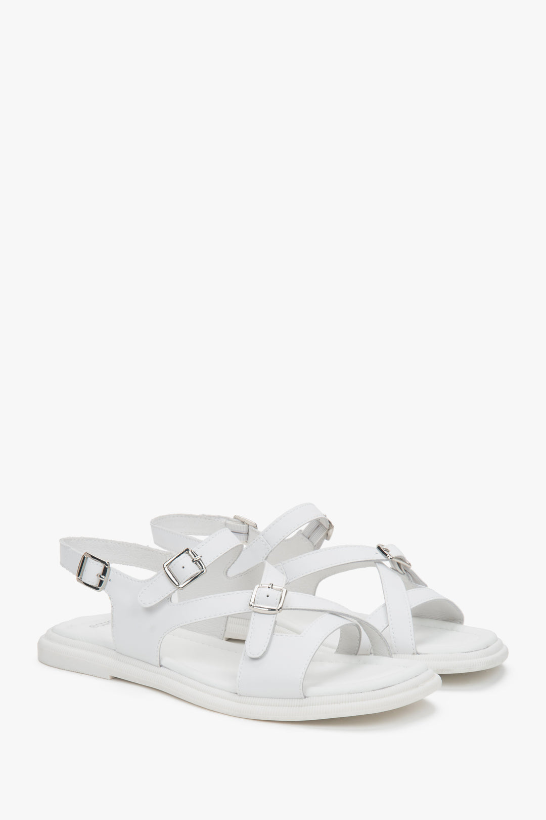 Damskie białe sandały na płaskiej podeszwie ze skóry naturalnej ze srebrnymi detalami Estro.