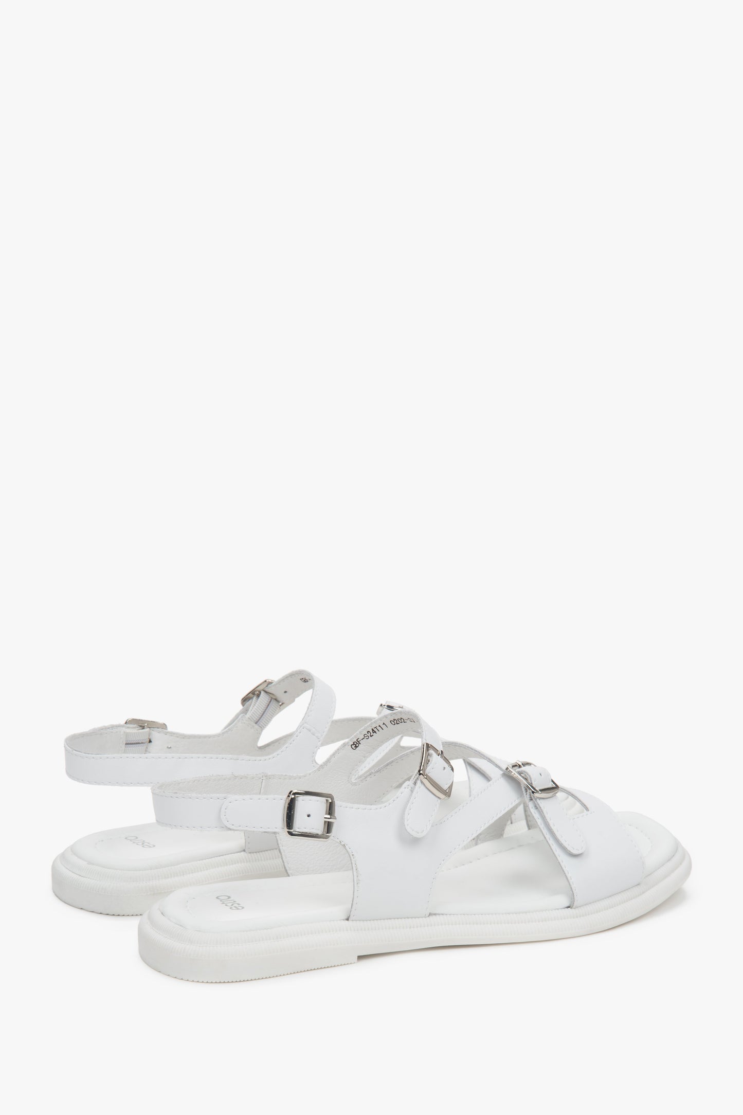 Białe sandały damskie Estro, na płaskiej podeszwie, ze skóry naturalnej, ze srebrnymi detalami.