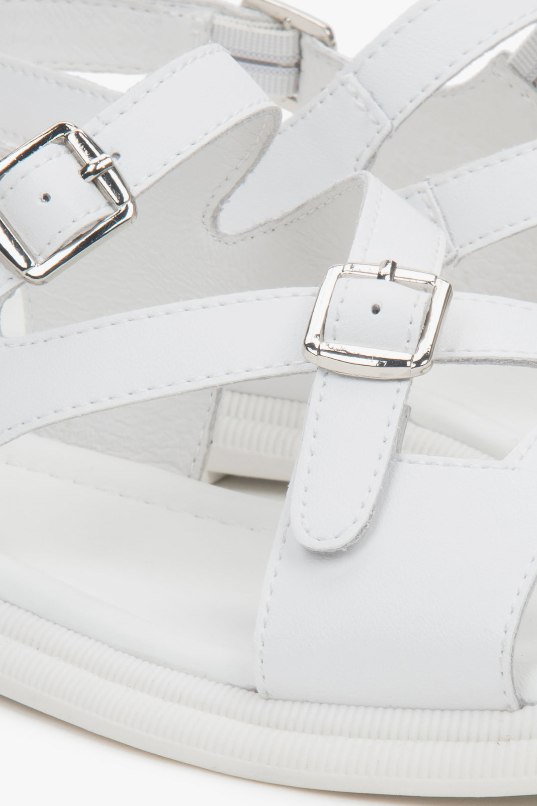 Białe sandały damskie na płaskiej podeszwie Estro - detale.