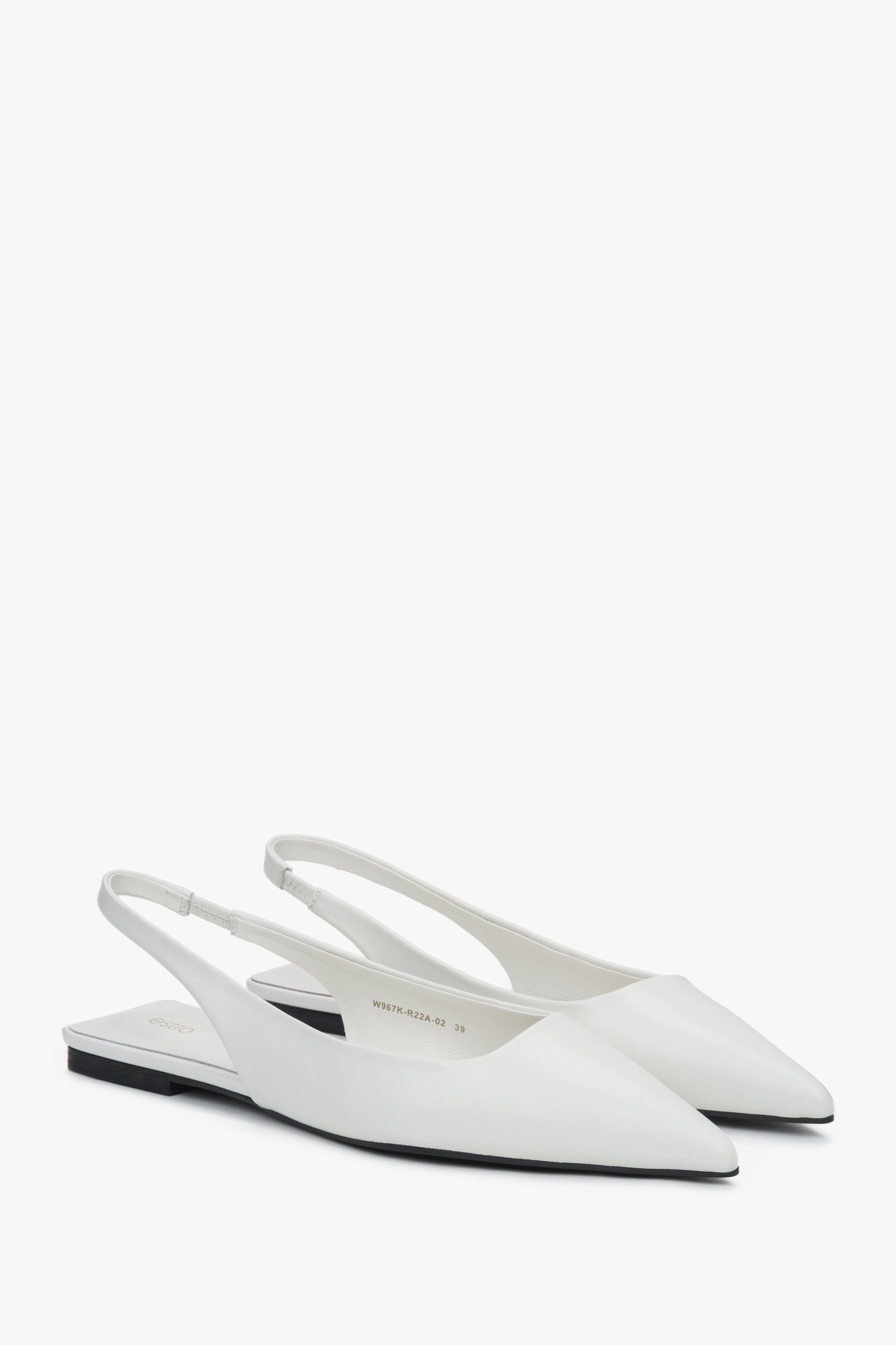 Białe sandały damskie na płaskim obcasie ze skóry naturalnej typu slingback.
