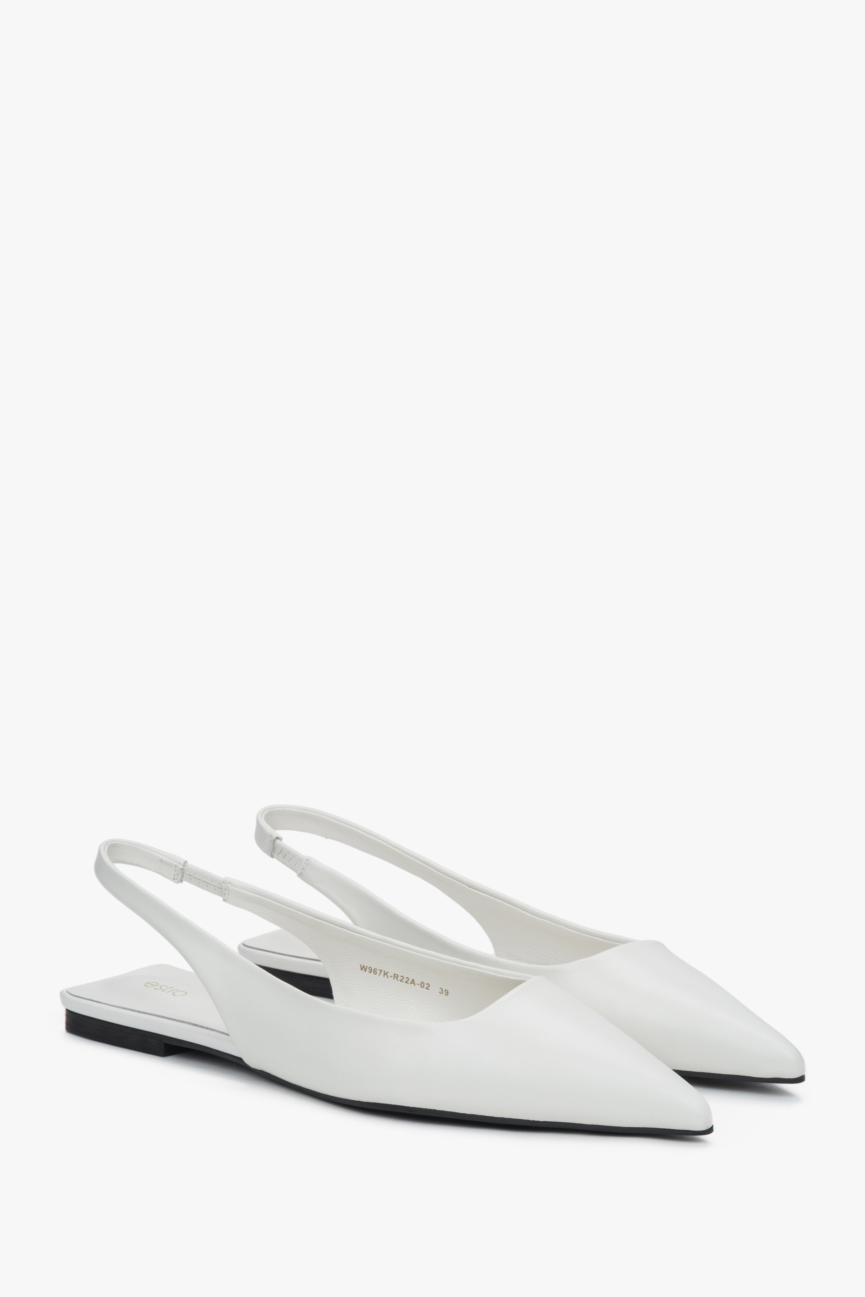 Białe sandały damskie na płaskim obcasie ze skóry naturalnej typu slingback.
