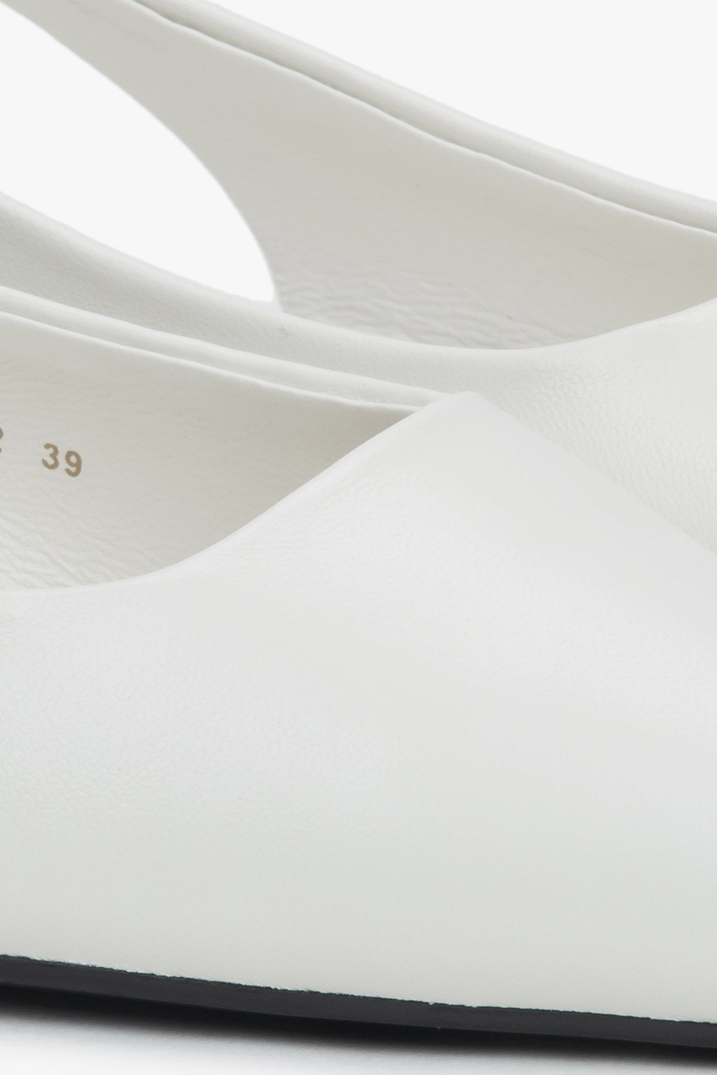 Białe sandały damskie Estro, na płaskim obcasie, ze skóry naturalnej, typu slingback - detale.