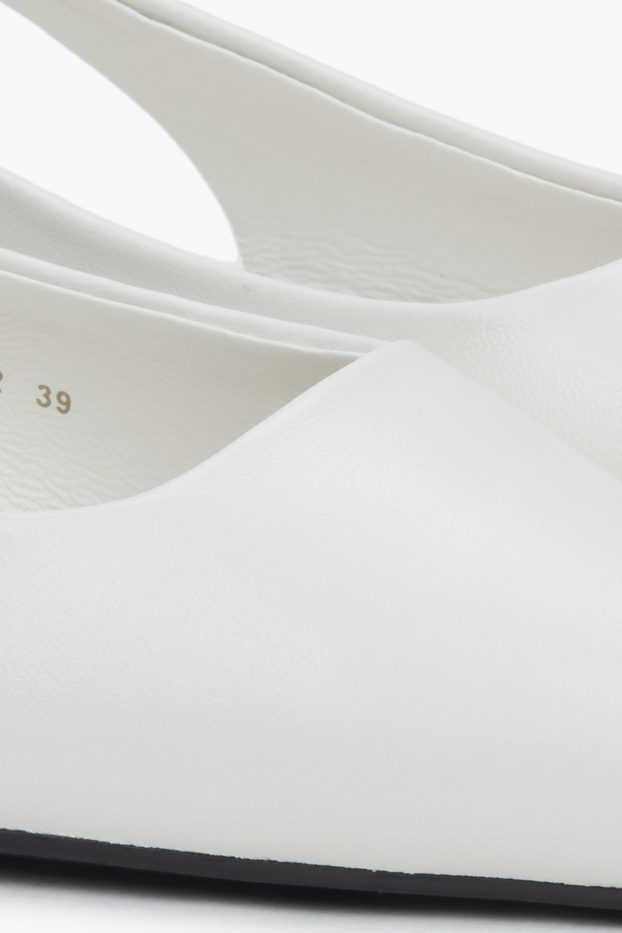 Białe sandały damskie Estro, na płaskim obcasie, ze skóry naturalnej, typu slingback - detale.