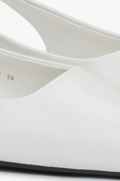 Białe sandały damskie Estro, na płaskim obcasie, ze skóry naturalnej, typu slingback - detale.